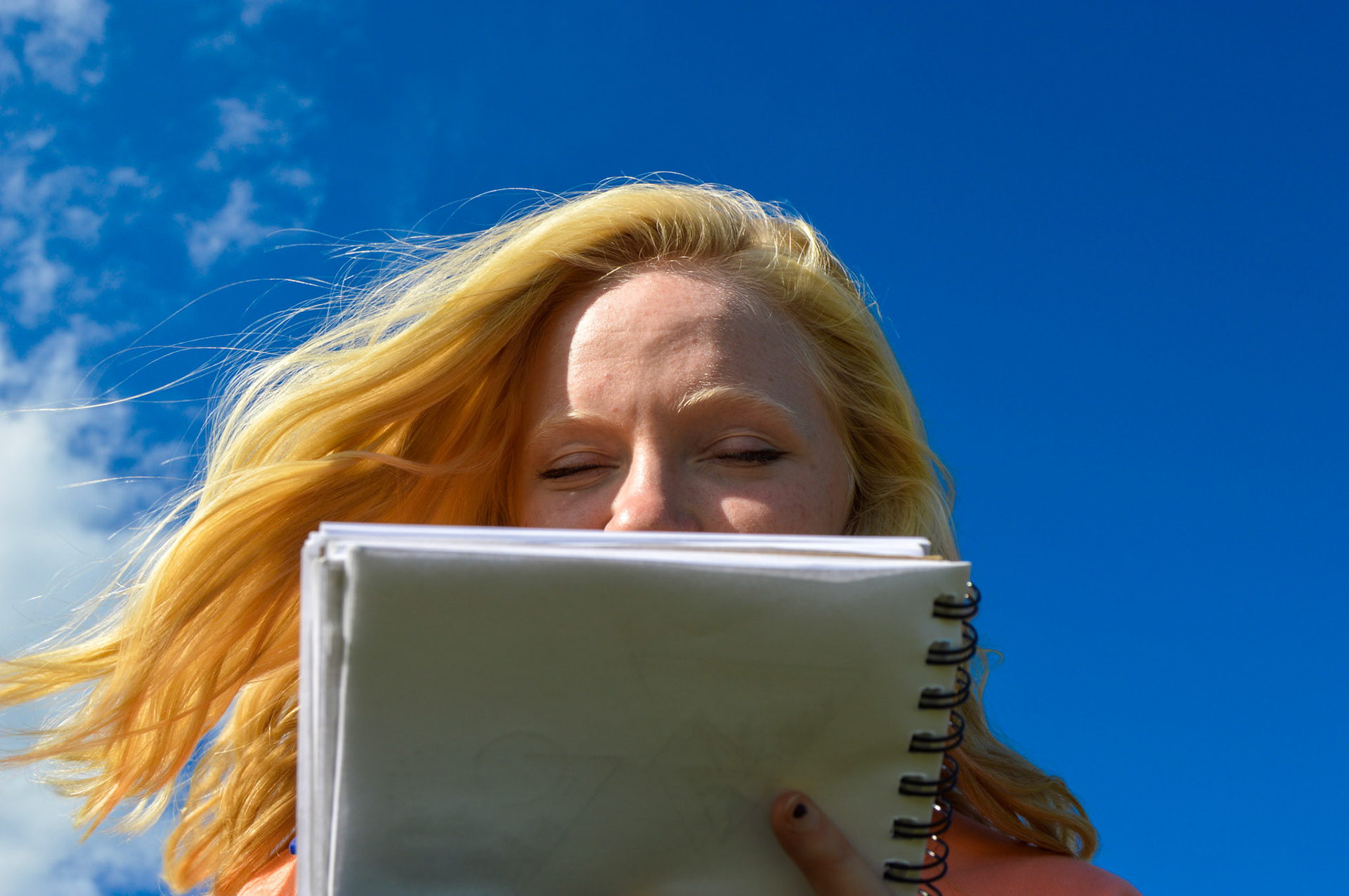Darby closes her eyes to en􏰈oy the wind in her hair and appreciates her creativity. 
