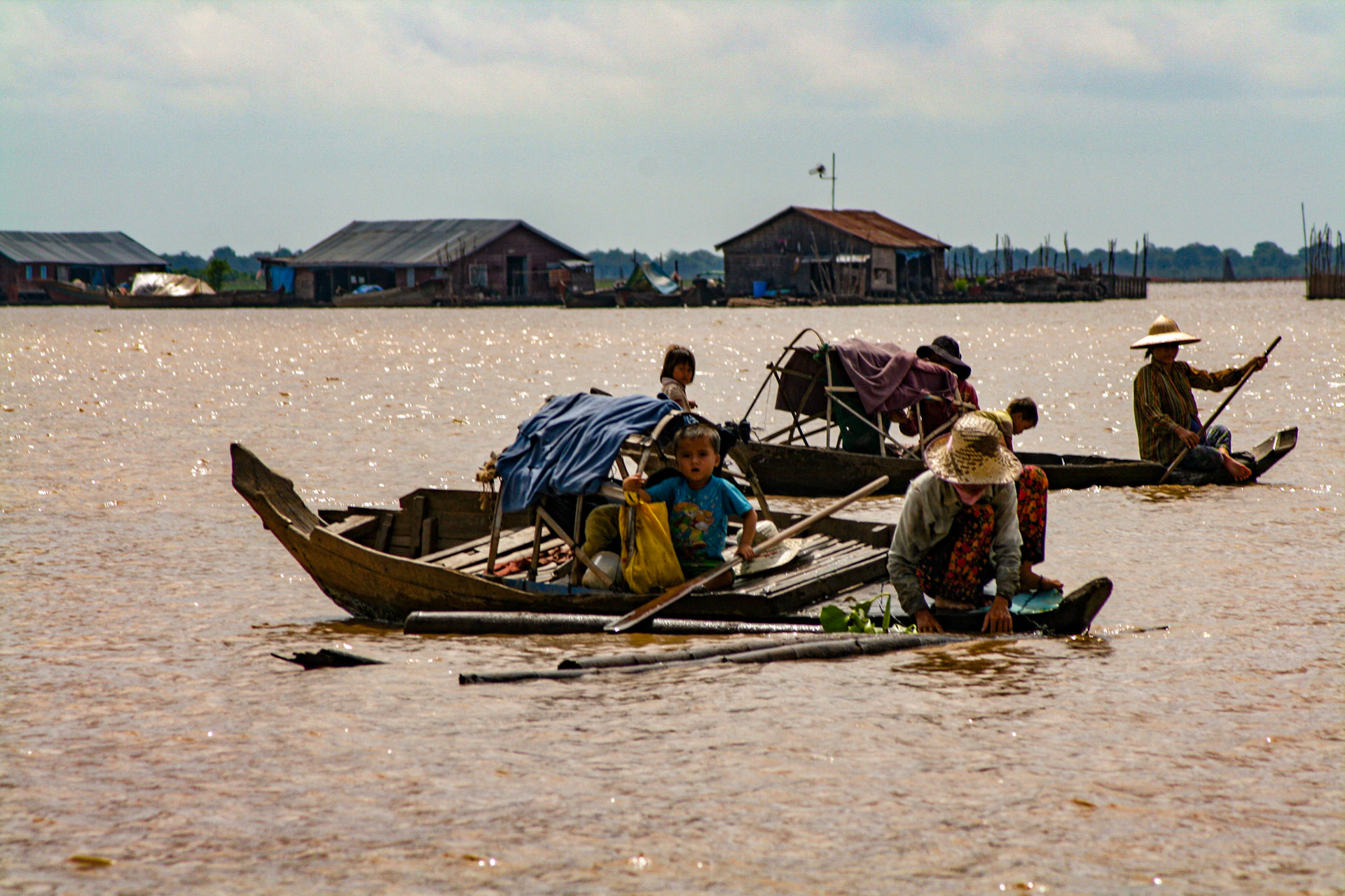 Approximately 1.2 million people who live in the Tonle Sap Lake area account for about 60% of Cambodia's annual freshwater catch of over 400,000 tons. This accounts for 60% of the country's population's protein intake. Most fish are eaten fresh, and fermented fish paste, Prahoc, is usually marinated from the least popular fish or leftover fish that cannot be sold fresh. - SIEM REAP samluna.com
