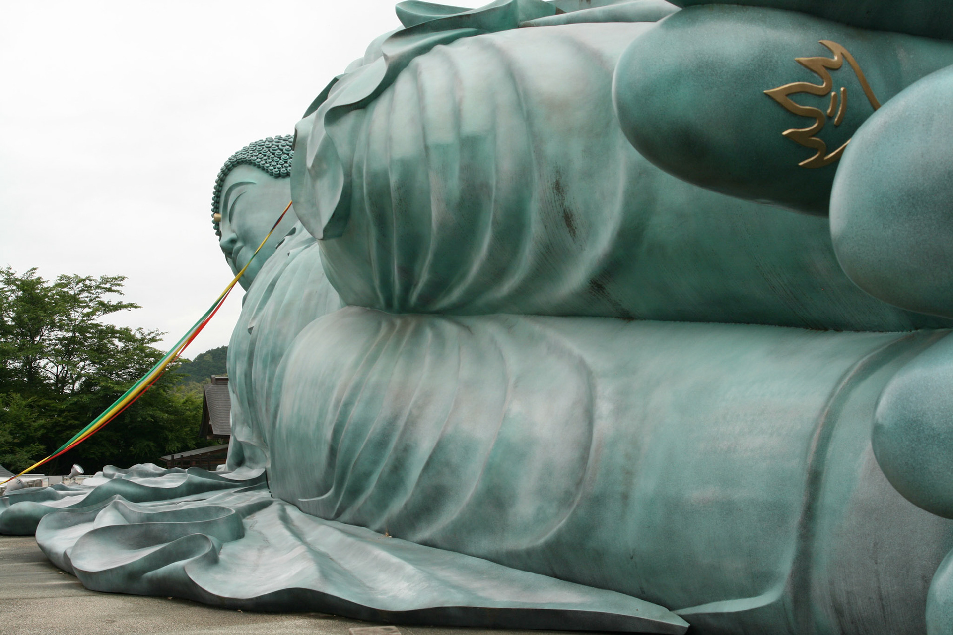 A ribbon from Buddha’s left hand runs the length of the pathway leading up to the statue. Grab hold of one end of the ribbon to "connect" with the Buddha. 