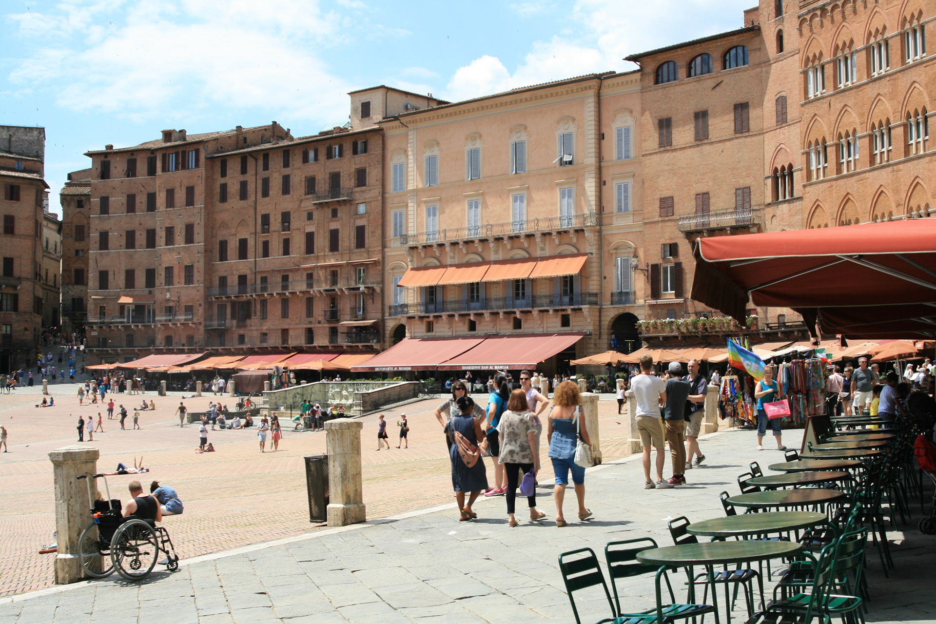 The palazzi signorili that line the square, housing the families of the Sansedoni, the Piccolomini and the Saracini etc., have unified rooflines, in contrast to earlier tower houses. 
