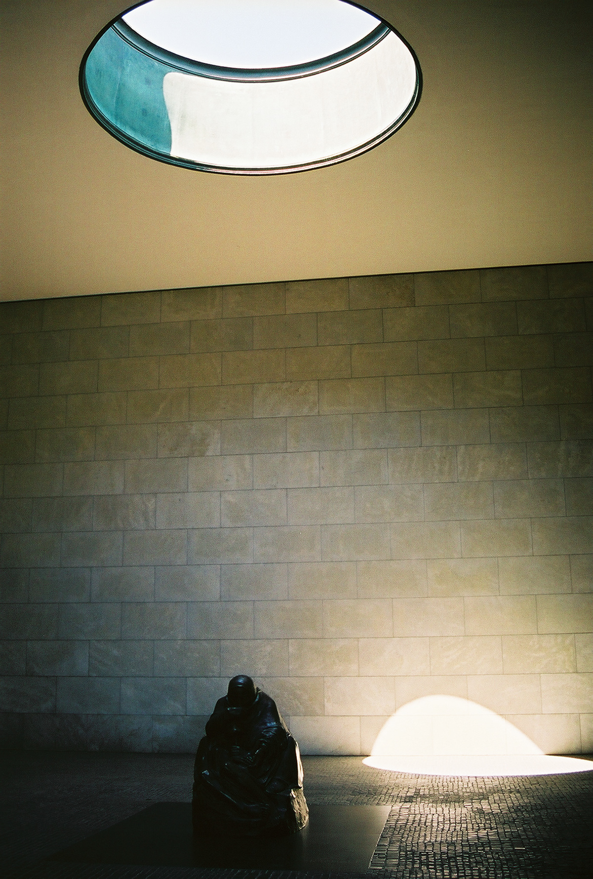 Neue Wache, Unter den Linden, Berlin: the oculus directly above the sculpture 'Mother with her Dead Son' in the memorial hall