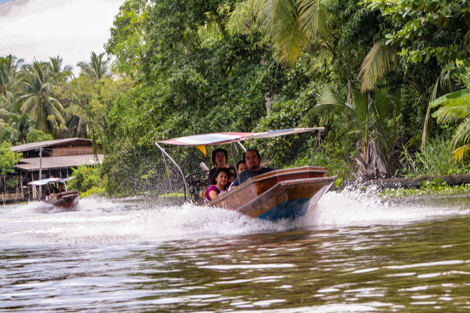 Boat ride to Damnoen Saduak Floating Market 