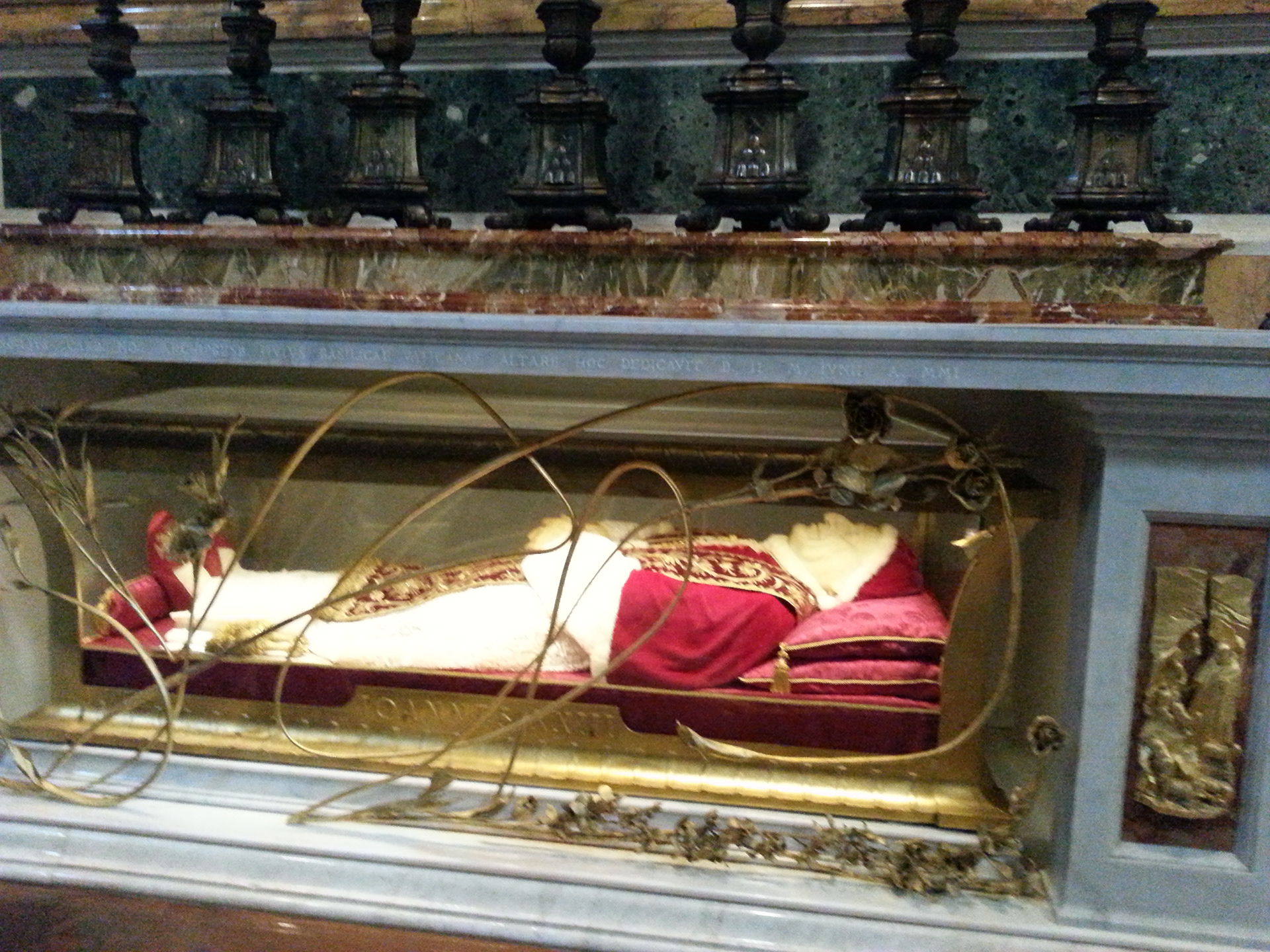 The body of Pope John XXIII in its tomb, St Peters Basilica, Vatican City Rome 