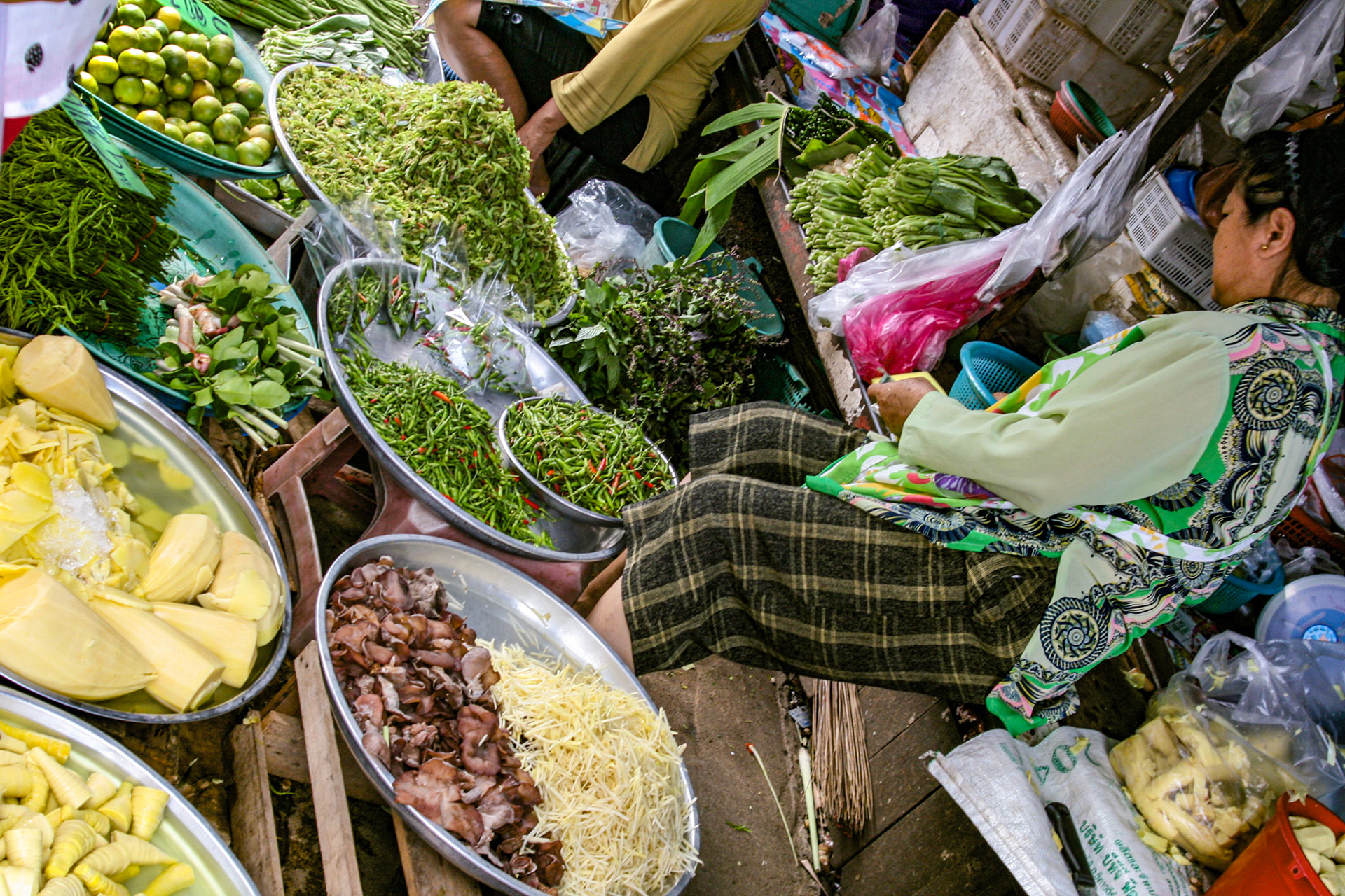 There are tropical fruits and vegetables such as lychee, durian, and mango in big brightly colored piles, variety of dried spices, pastes and herbs, freshly caught seafood and other local foods. 