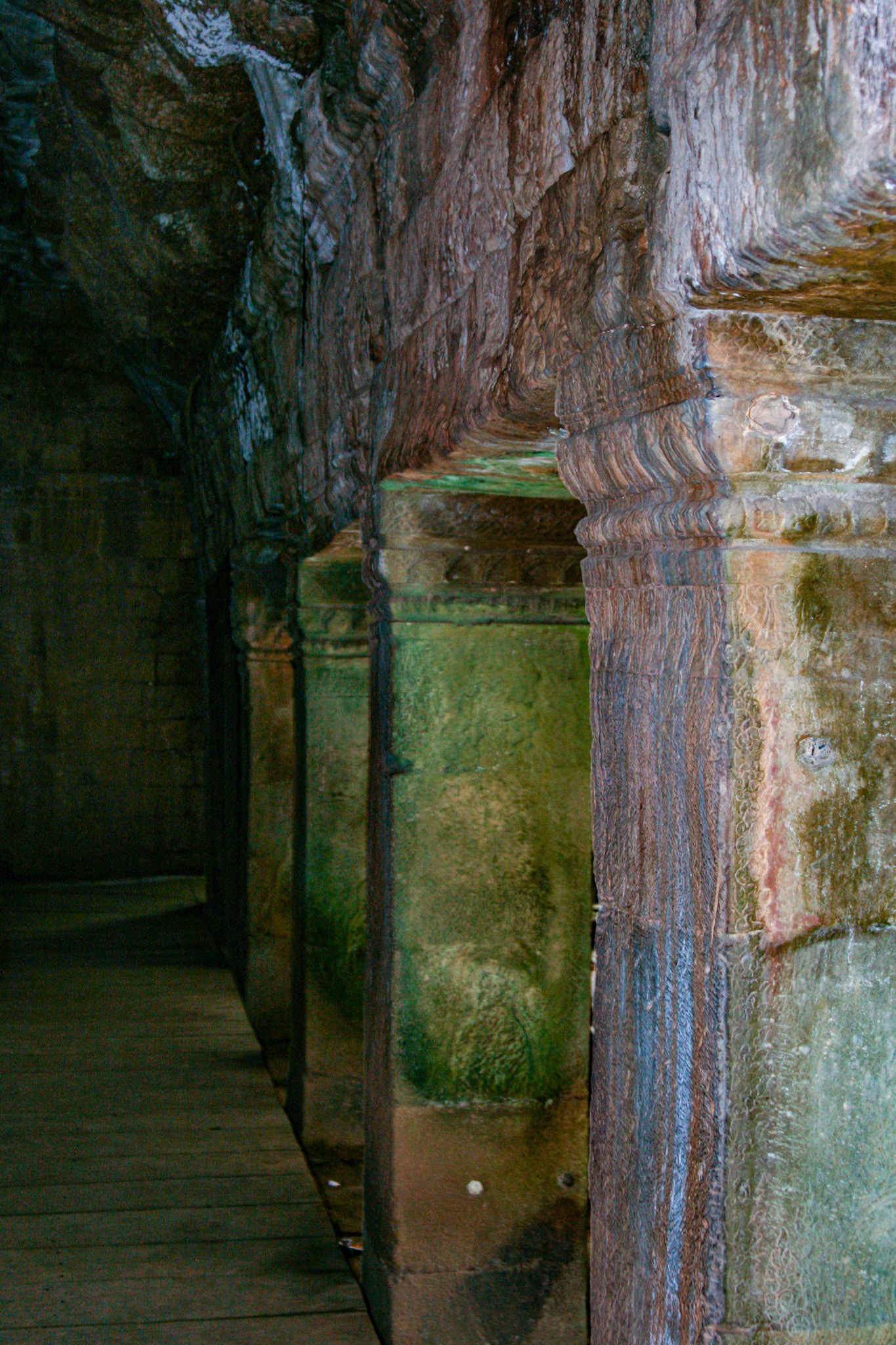 There are extraordinary structures, built with corbel-vaulted roofs capable of supporting heavy stone coverings. 