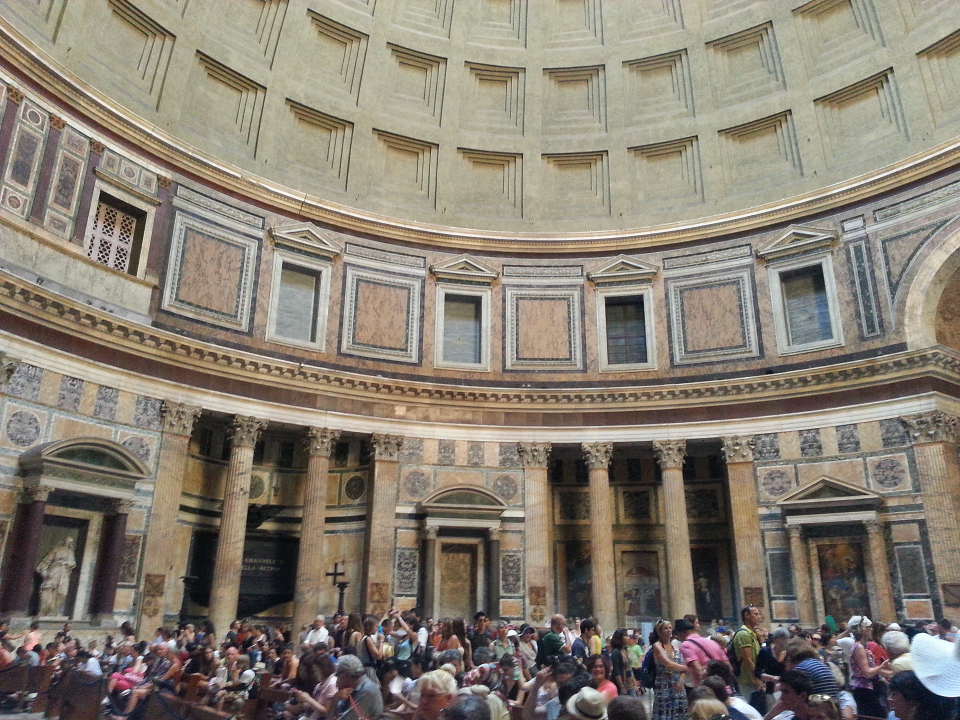 The Pantheon - Eight aedicules alternate with seven larger chapels around the perimeter of the rotunda; most feature an altar, though some are devoted to a tomb/memorial. 