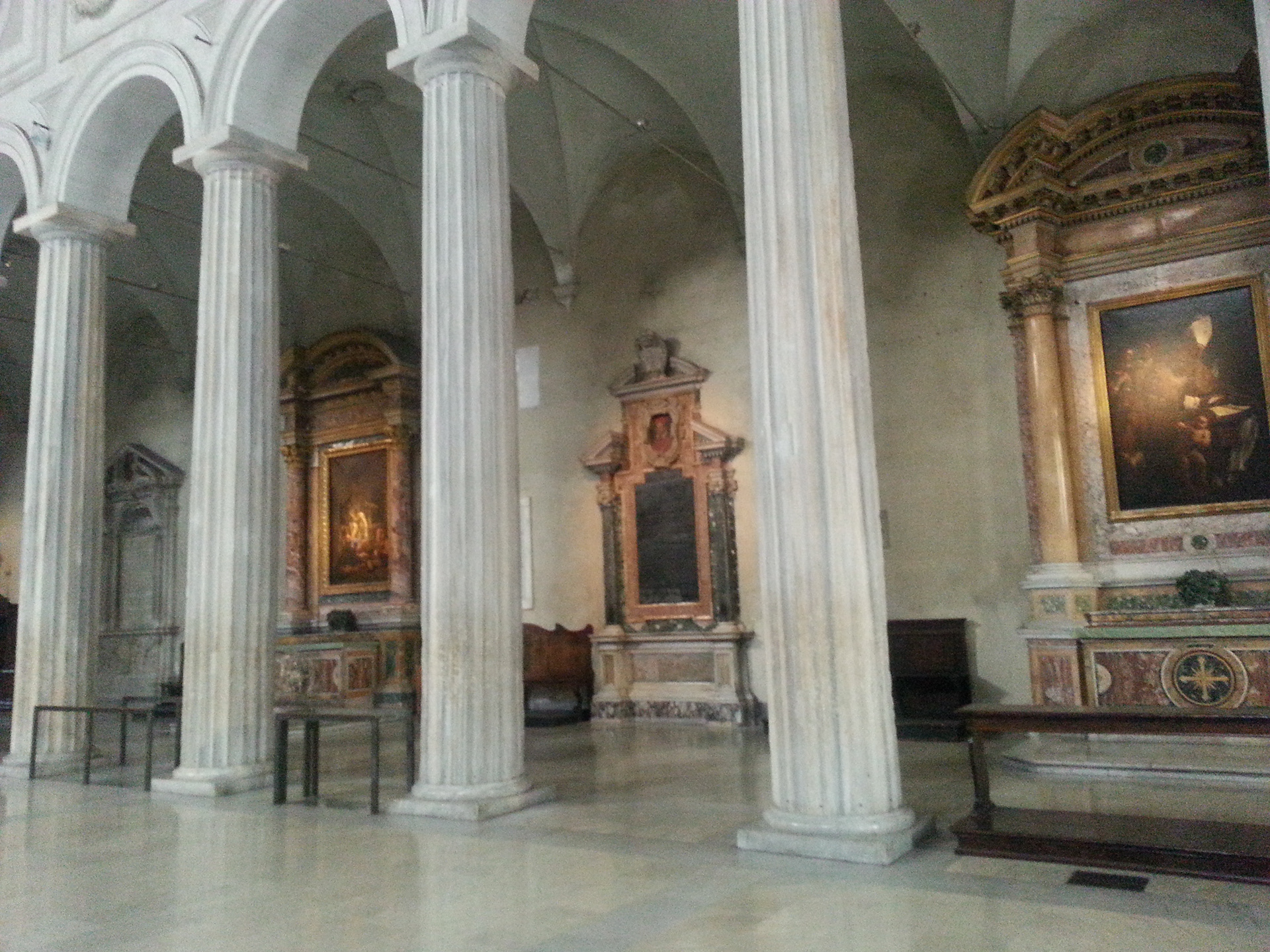 San Pietro in Vincoli (Saint Peter in Chains) interior has a nave and two aisles, with three apses divided by antique Doric columns. The aisles are surmounted by cross-vaults, while the nave has an 18th-century coffered ceiling, frescoed in the center by Giovanni Battista Parodi, portraying the Miracle of the Chains (1706). In this scene, Pope Alexander heals the neck goiter of Saint Balbina by touching her with the chains that once bound St Peter. 