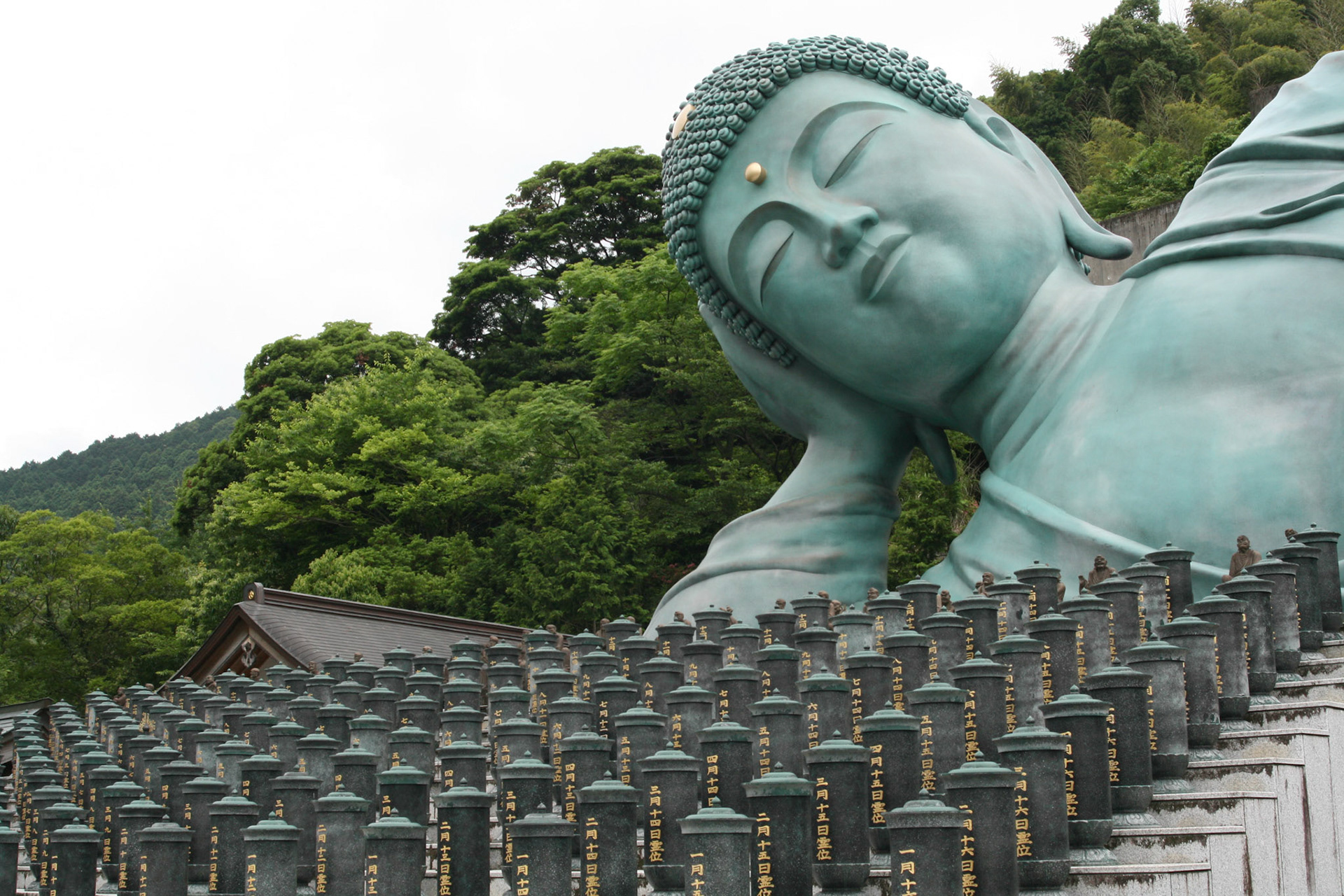 The statue, known as either Nehanzo or Shaka Nehan ("Nirvana"), was given as a gift from the Buddhist Council of Myanmar to express gratitude for Nanzo-in’s long-standing donation of medical supplies to the children of Southeast Asia. 