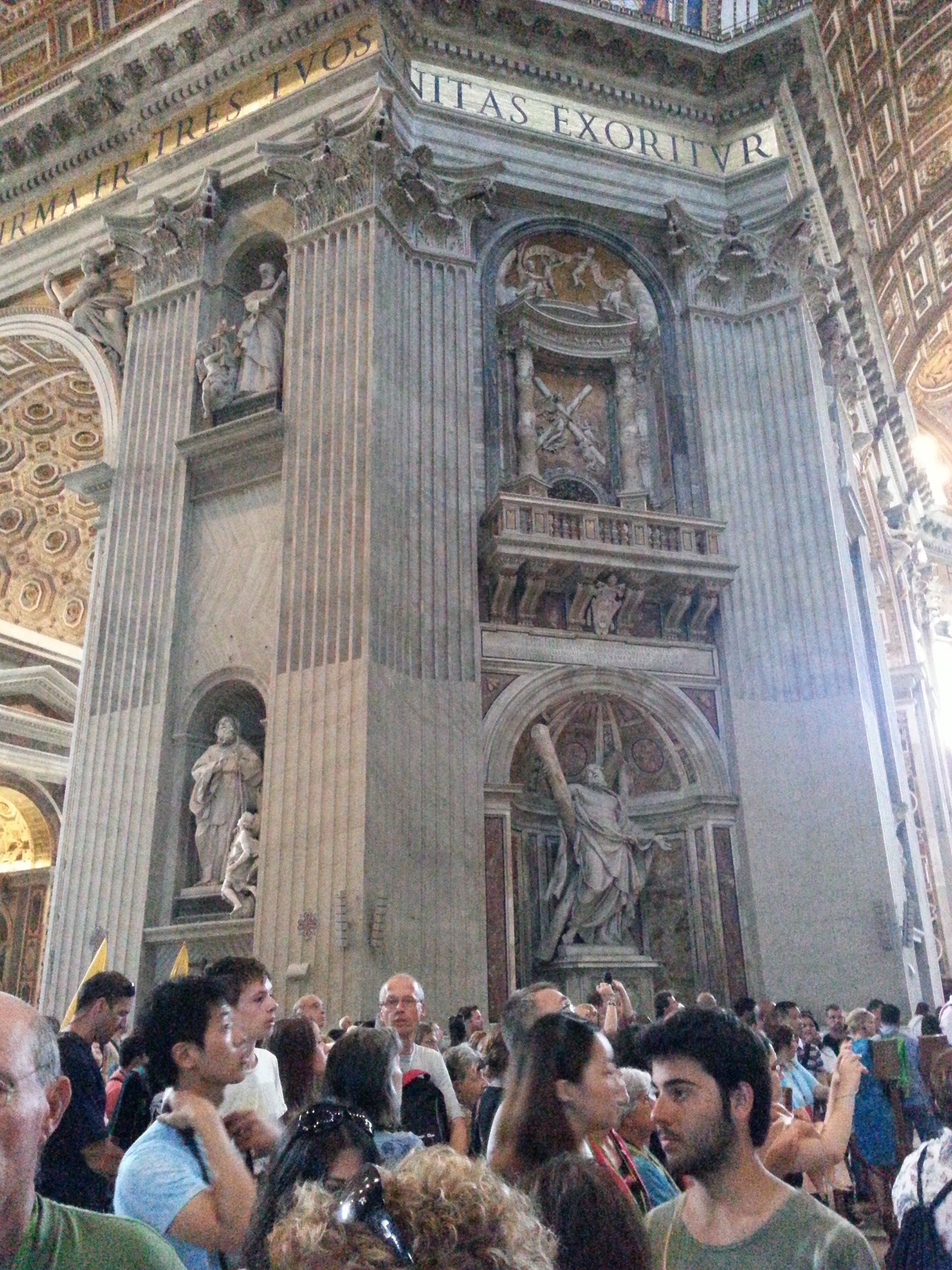 A contradiction carved in stone is revealed at the Pillar of St. Veronica in St. Peter’s Basilica in Rome. In the sculpture adorning the lower part of the pillar, created in 1646 by Francesco Mochi, Veronica is holding a sweat cloth on which a face with the eyes closed is visible. The angel over the balcony, on the other hand, which probably stems from the school of Gianlorenzo Bernini, bears a cloth showing a face with the eyes open. It resembles the sudarium of Manoppello – it is the face of Christ. 