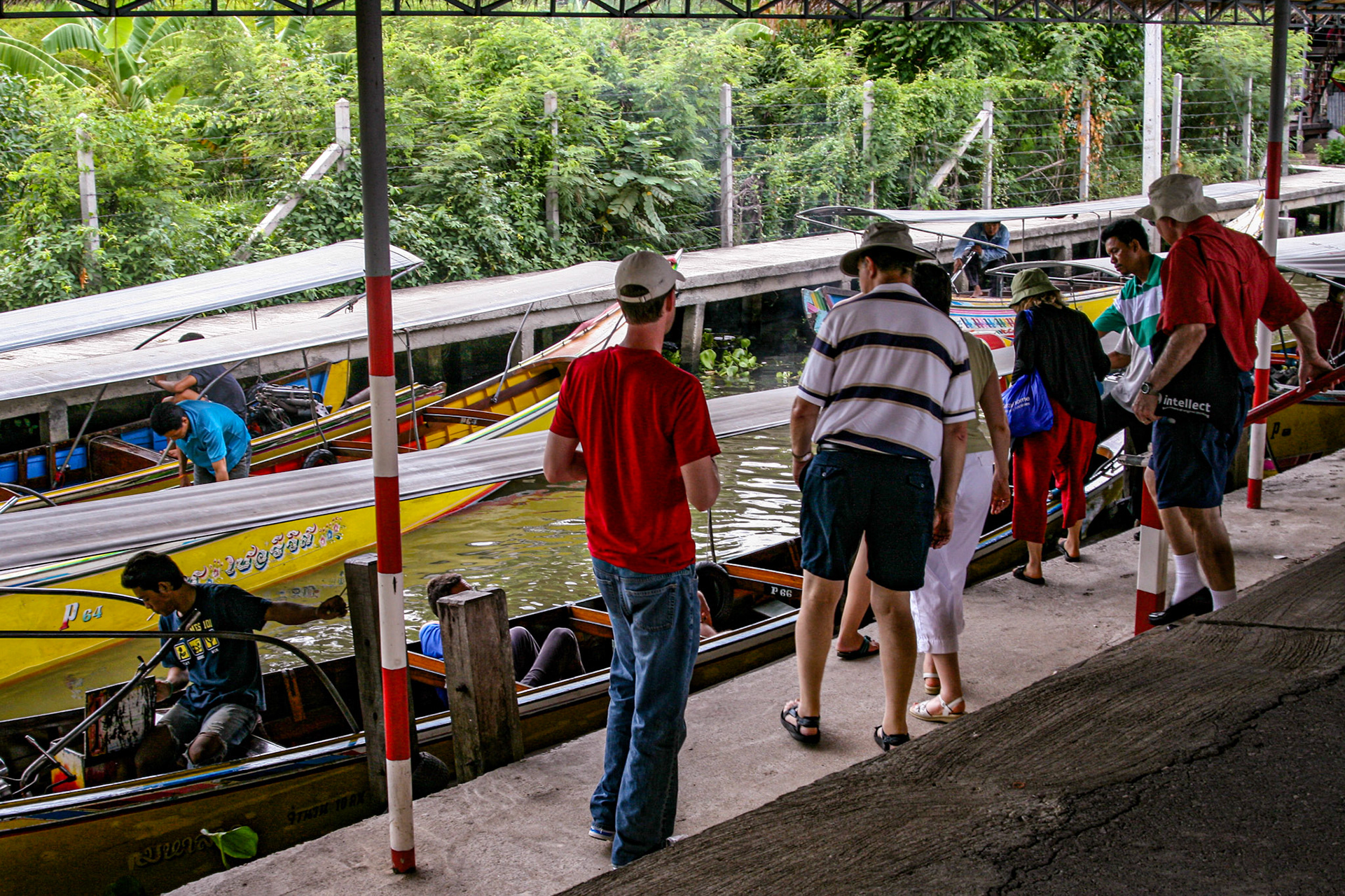 Boarding the boats for the ride to Damnoen Saduak Floating Market .