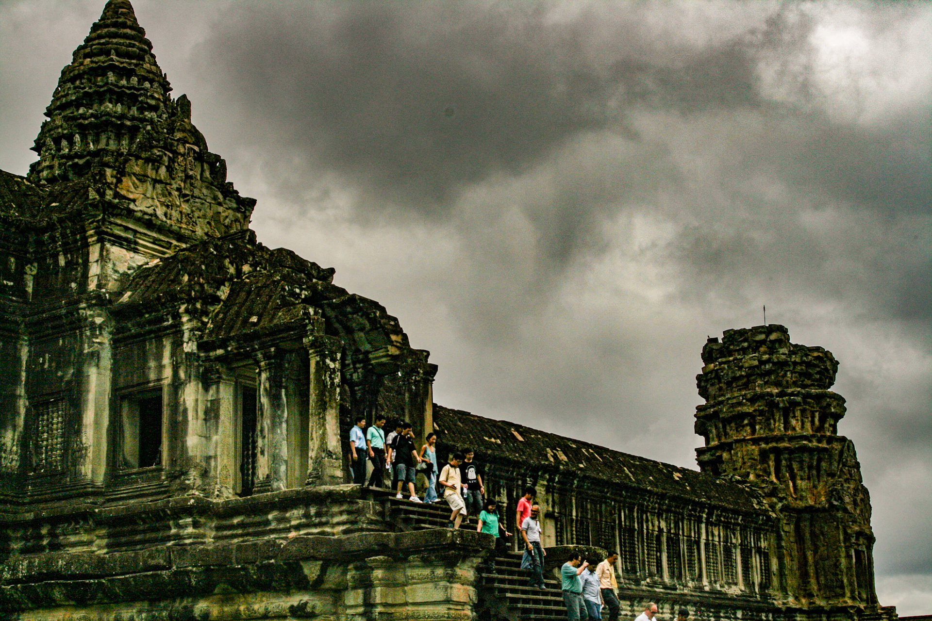The first great temple mountain was the Bakong, a five-level pyramid dedicated in 881 by King Indravarman I. The structure of Bakong took shape of stepped pyramid, popularly identified as temple mountain of early Khmer temple architecture. 