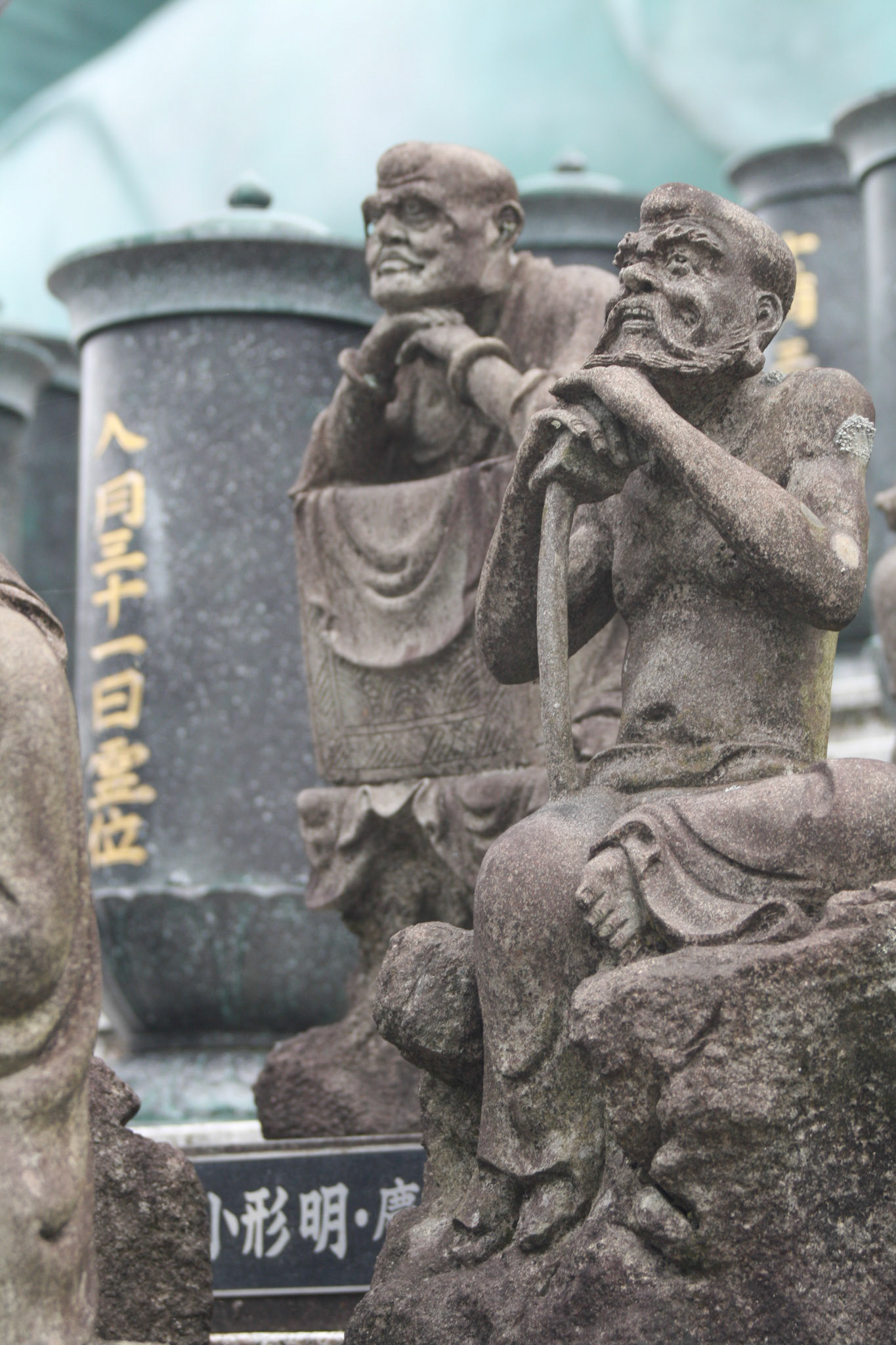On the hill below the reclining figure are 500 statues of various disciples, each with a distinct posture and facial expression. 