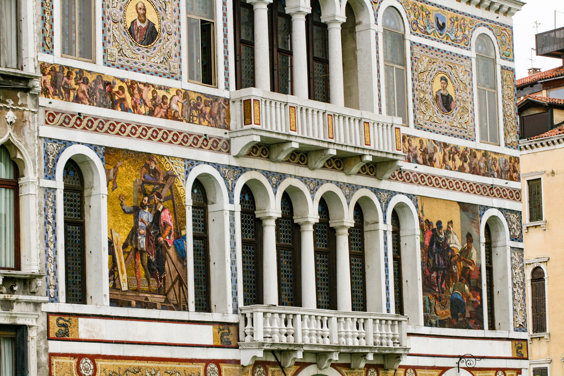 Palazzo Barbarigo - Originally built in the 16th century, it is distinguished by its mosaics of Murano glass applied in 1886. At the time it was owned by the proprietors of one of the glass factories, who were inspired by the exterior mosaics on the facade of St Mark's Basilica to apply those to the palace. 