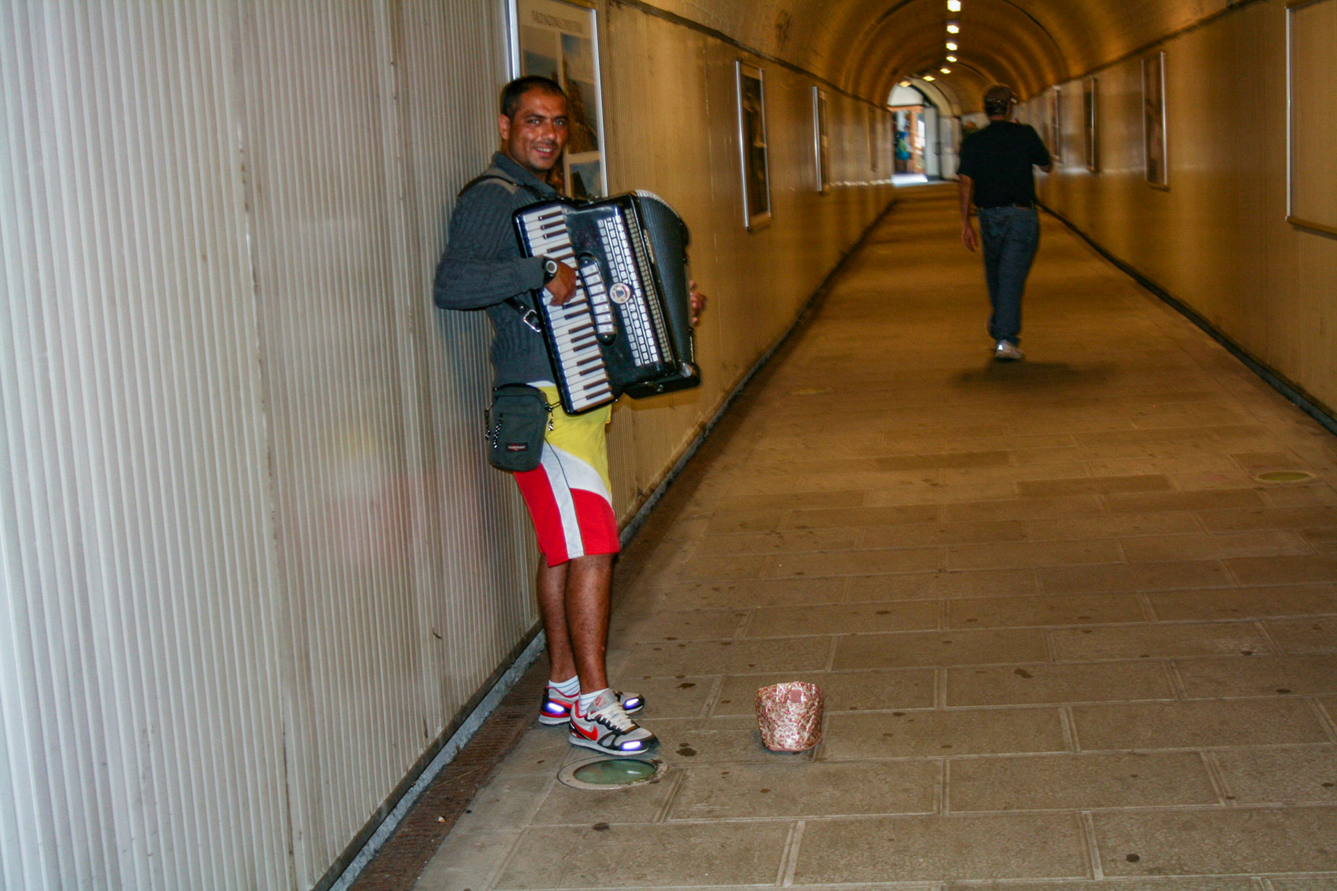 Manarola is actually the second village of the Cinque Terre on the side of La Spezia. It is only 500 meters from the first village. The station is also separated from the town by a tunnel, now it is much more spacious and beautifully designed inside. 