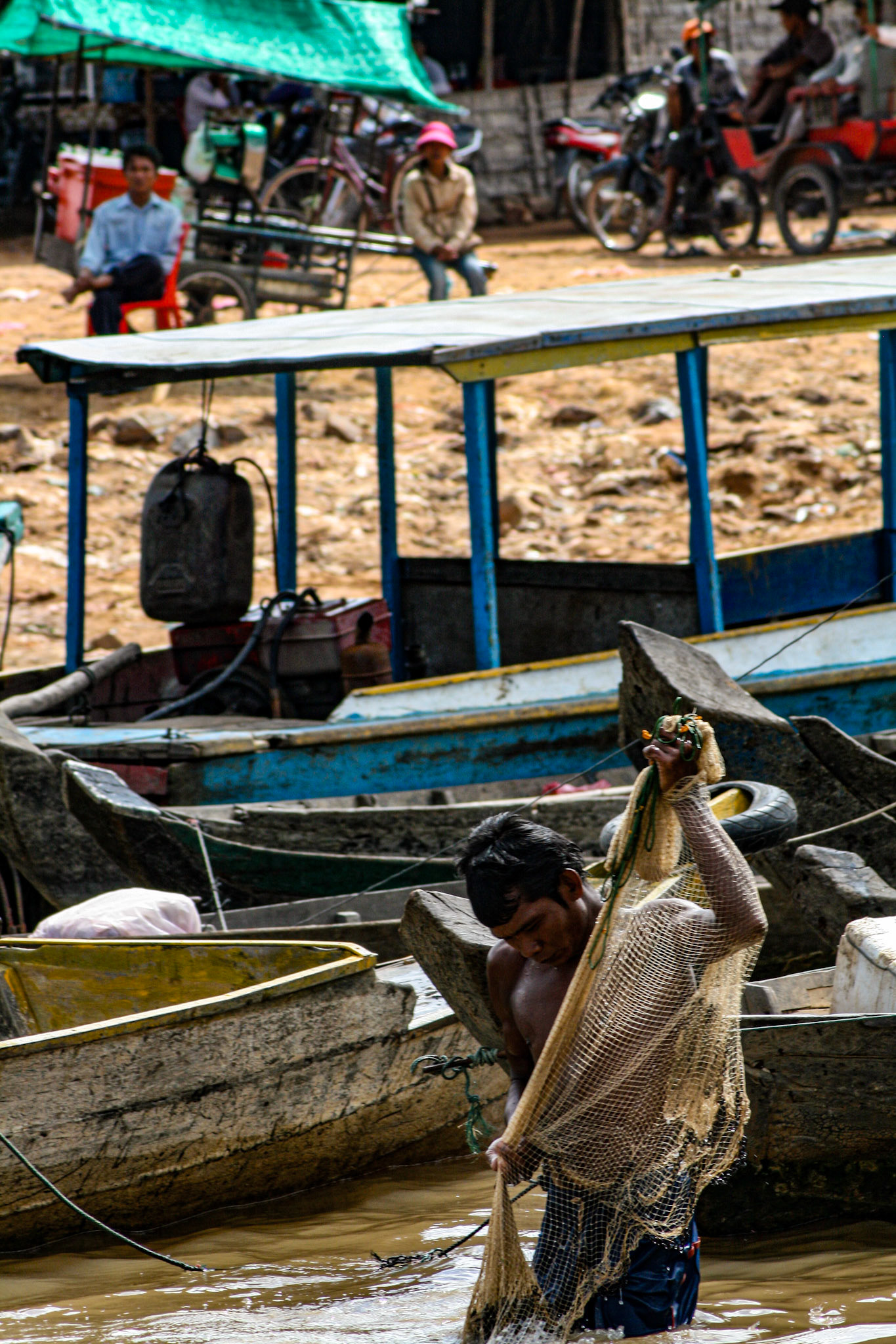 Approximately 1.2 million people who live in the Tonle Sap Lake area account for about 60% of Cambodia's annual freshwater catch of over 400,000 tons. This accounts for 60% of the country's population's protein intake. Most fish are eaten fresh, and fermented fish paste, Prahoc, is usually marinated from the least popular fish or leftover fish that cannot be sold fresh. - SIEM REAP samluna.com