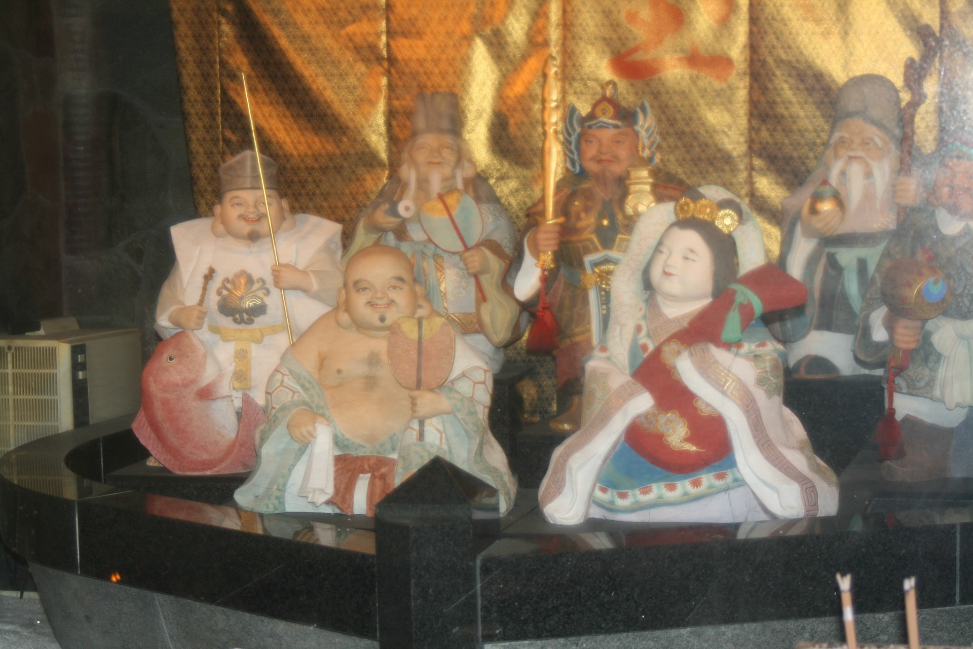 Tunnel of the Seven Gods of Fortune links the Hon-do side and the Reclining Buddha side of the temple. Inside it are Hakata-style statues of the Seven Gods of Fortune. 