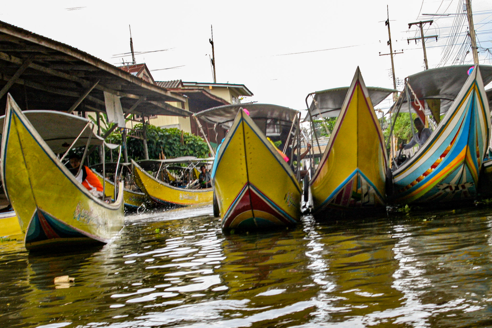 Boat rides to Damnoen Saduak Floating Market 