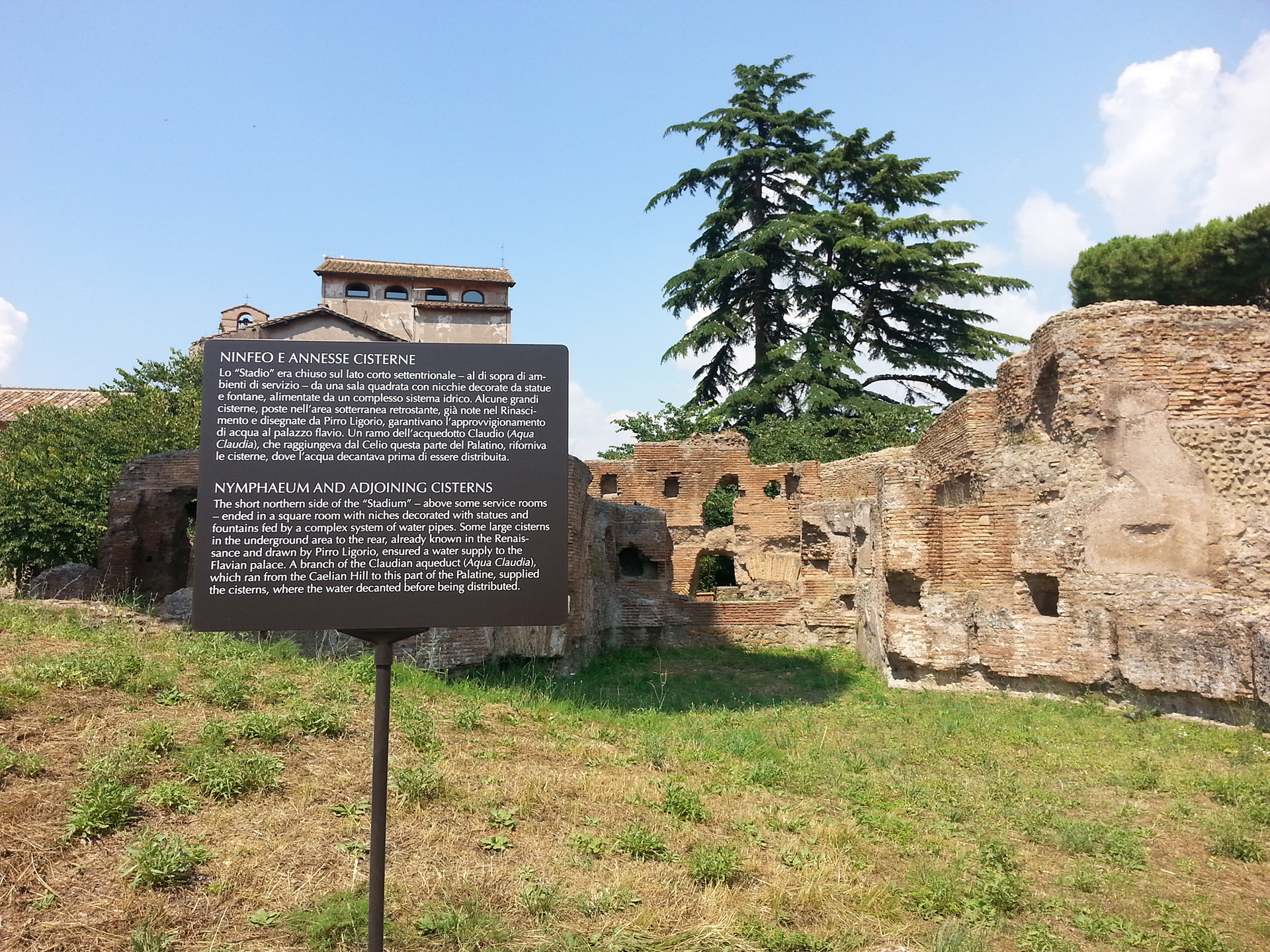 NYMPHAEUM AND ADJOINING CISTERNS - The short northern side of the "Stadium" - above some service rooms - ended in a square room with niches decorated with statues and fountains fed by a complex system of water pipes. Some large cisterns in the underground area to the rear, already known in the Renaissance and drawn by Pirro Ligorio, ensured a water supply to the Flavian palace. A branch of the Claudian aqueduct (Aqua Claudia), which ran from the Caelian Hill to this part of the Palatine, supplied the cisterns, where the water decanted before being distributed. 