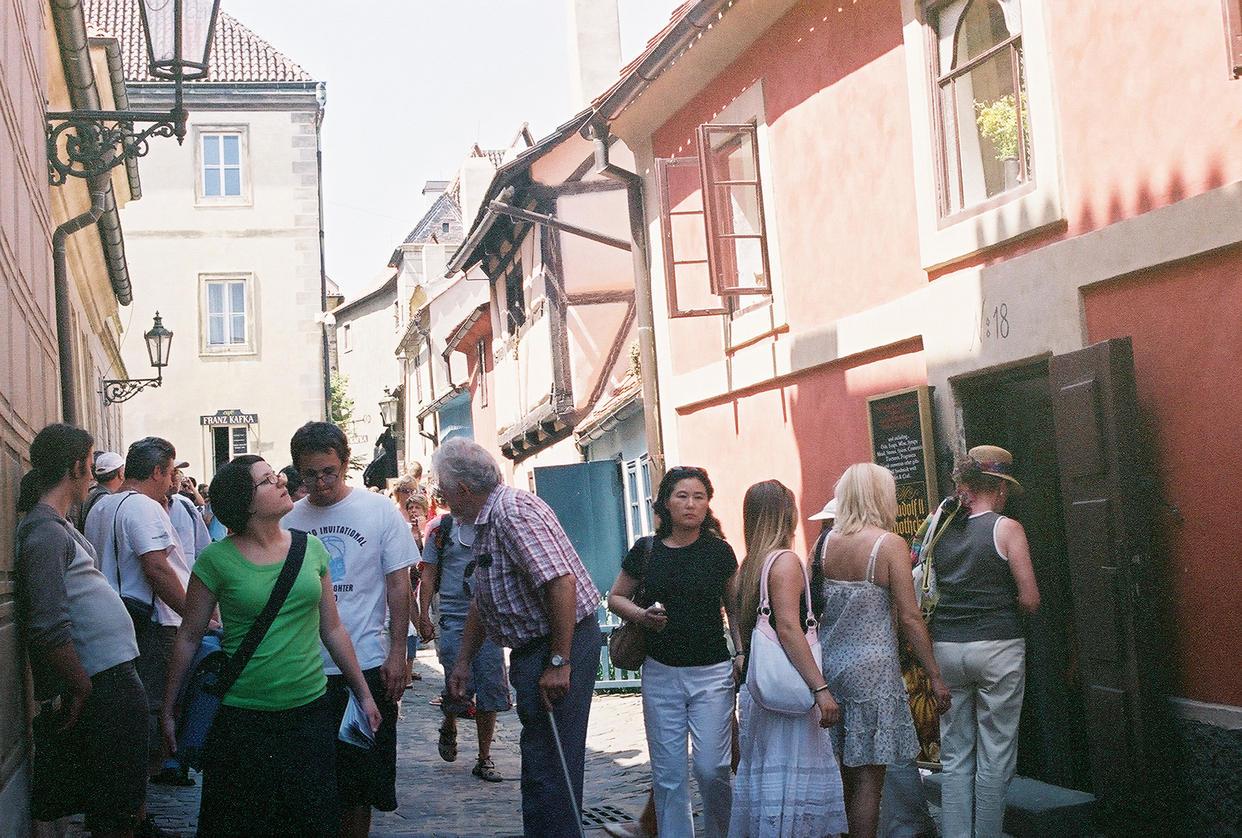 The current appearance of the Golden Lane dates to the year 1955, and after a recent extensive renovation, the houses now contain exhibitions about life in the lane over the past 500 years. Franz Kafka lived and worked in house number 22 (background left) from 1916 to 1917. 