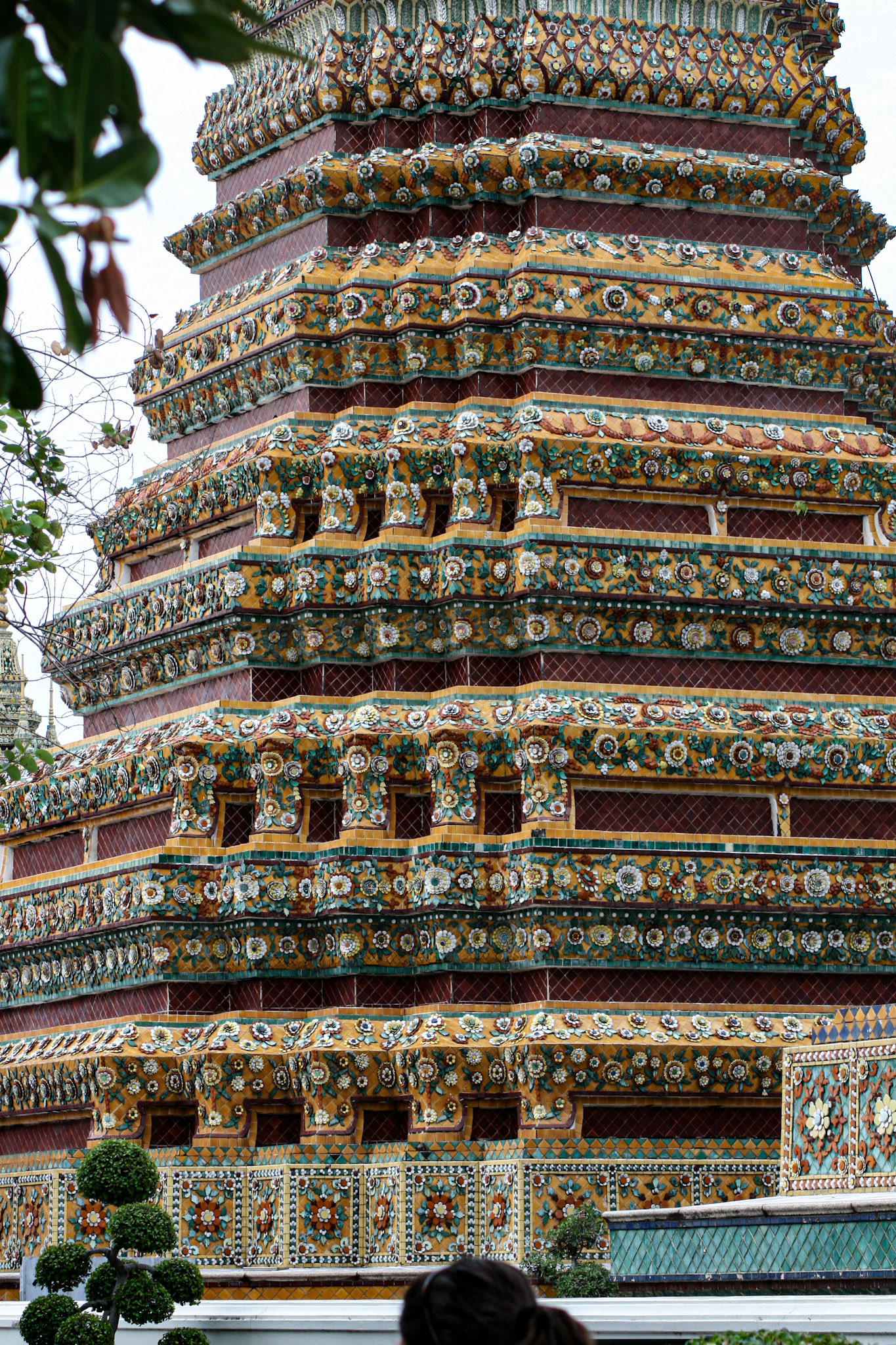 There are a total of 91 stupas in the Wat Pho complex. Almost all of the stupas are decorated with colorful mosaic tiles. 