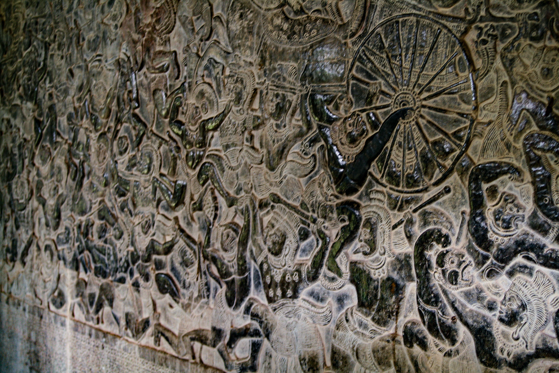 The galleries of narrative bas-reliefs at Angkor Wat are a masterpiece of the Khmer period that feature several important mythological events such as scenes from the Ramayana, the Mahabharat, and the Churning of the Ocean of Milk, as well as some historical occurrences from the life of Suryavarman II. 