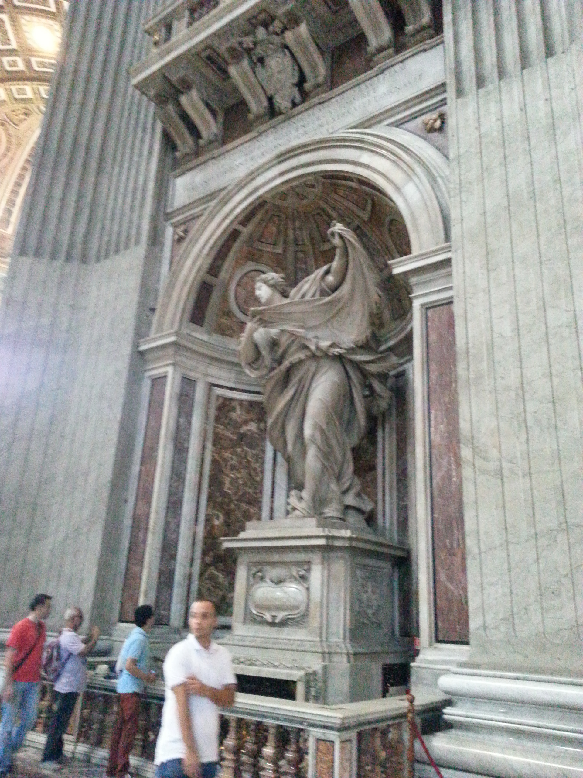 A contradiction carved in stone is revealed at the Pillar of St. Veronica in St. Peter’s Basilica in Rome. In the sculpture adorning the lower part of the pillar, created in 1646 by Francesco Mochi, Veronica is holding a sweat cloth on which a face with the eyes closed is visible. The angel over the balcony, on the other hand, which probably stems from the school of Gianlorenzo Bernini, bears a cloth showing a face with the eyes open. It resembles the sudarium of Manoppello – it is the face of Christ. 