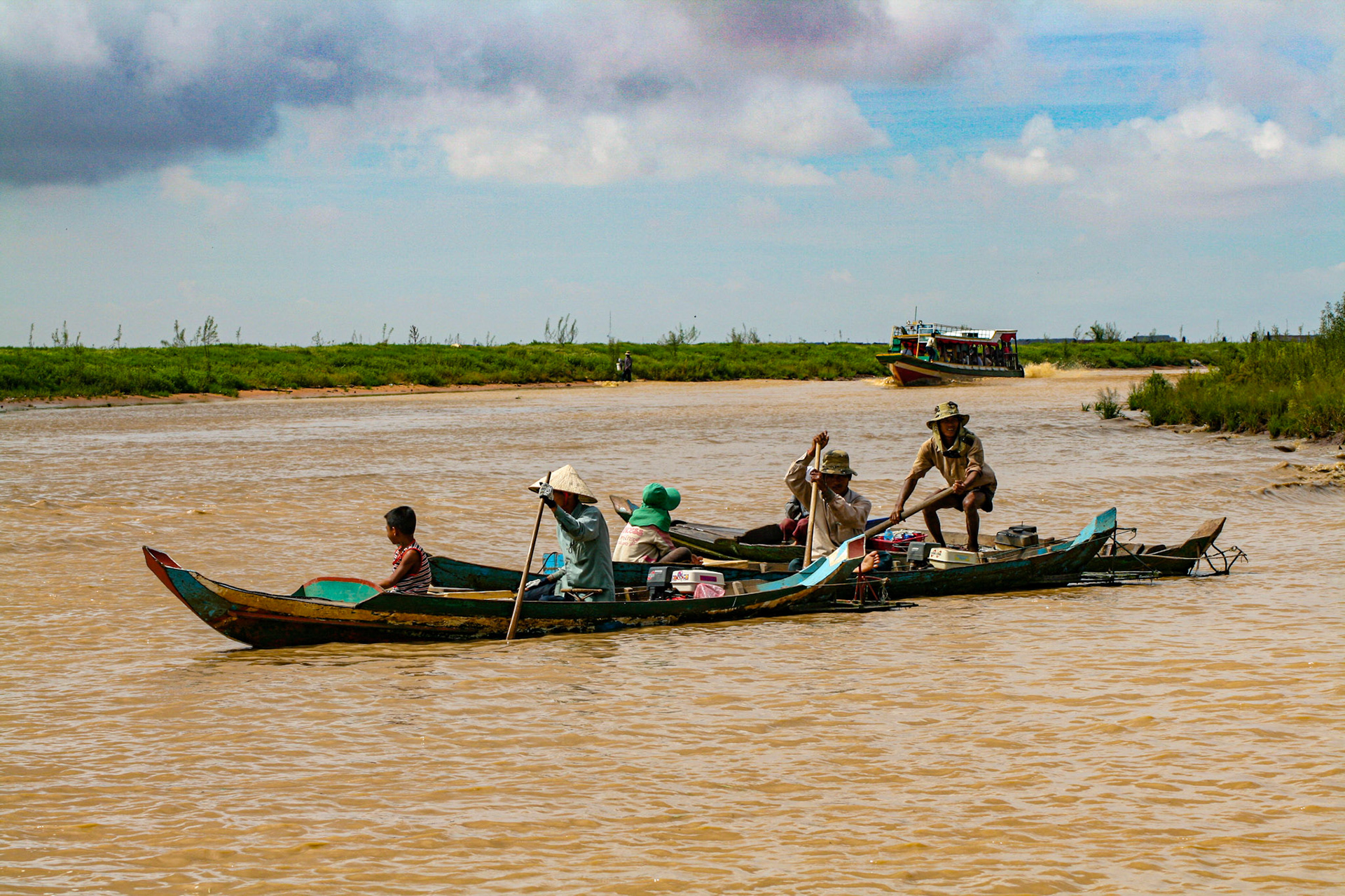 Approximately 1.2 million people who live in the Tonle Sap Lake area account for about 60% of Cambodia's annual freshwater catch of over 400,000 tons. This accounts for 60% of the country's population's protein intake. Most fish are eaten fresh, and fermented fish paste, Prahoc, is usually marinated from the least popular fish or leftover fish that cannot be sold fresh. - SIEM REAP samluna.com