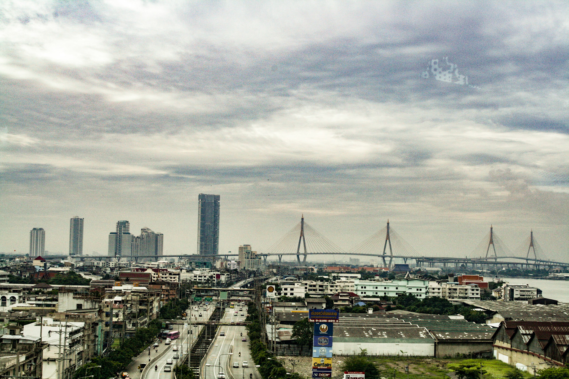 The Bhumibol Bridge, also known as the Industrial Ring Road Bridge, is part of the 13 km long Industrial Ring Road connecting southern Bangkok with Samut Prakan province. 