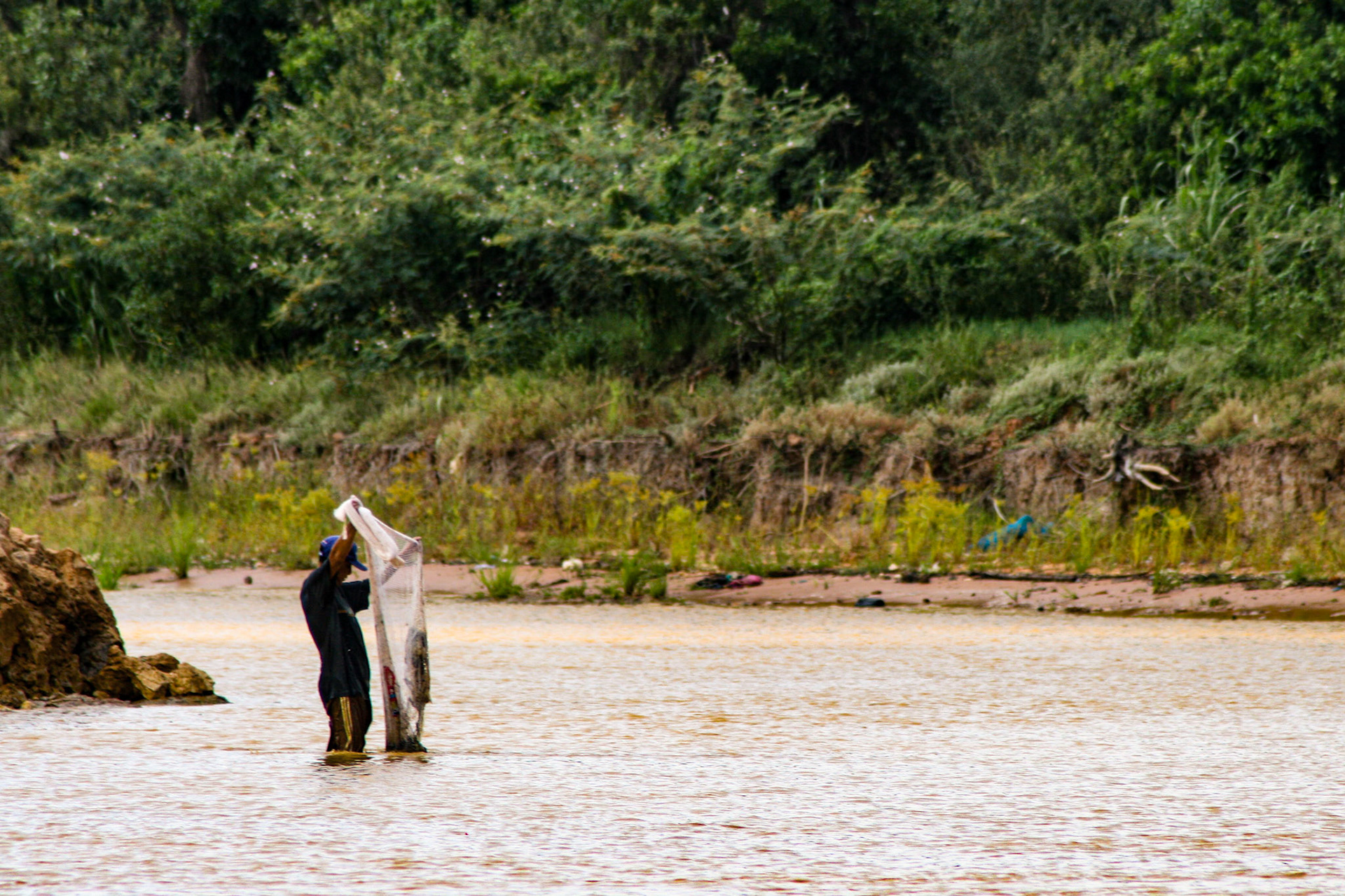 Approximately 1.2 million people who live in the Tonle Sap Lake area account for about 60% of Cambodia's annual freshwater catch of over 400,000 tons. This accounts for 60% of the country's population's protein intake. Most fish are eaten fresh, and fermented fish paste, Prahoc, is usually marinated from the least popular fish or leftover fish that cannot be sold fresh. - SIEM REAP samluna.com