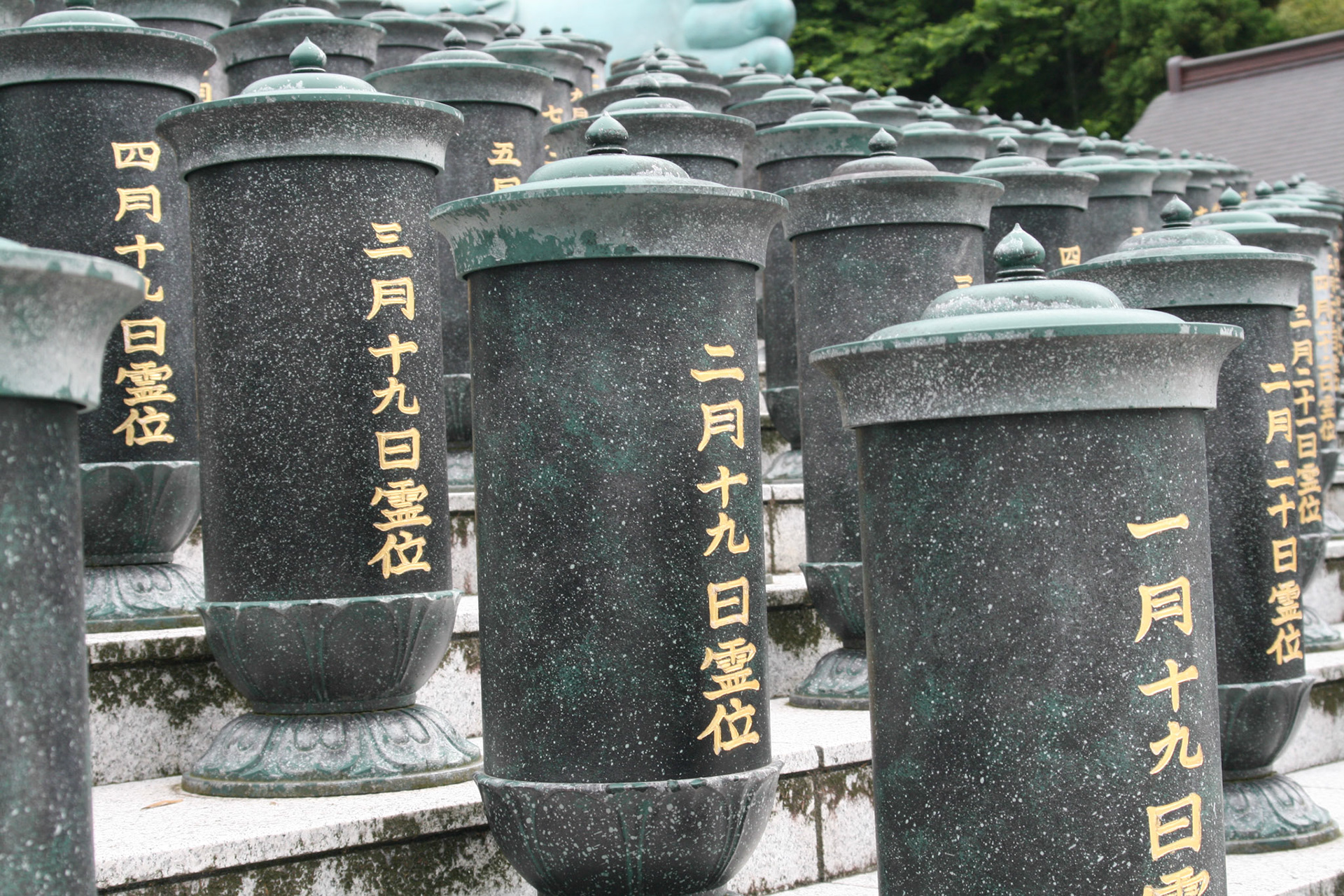Nanzo-in Temple has 4,315 nokotsudo, places where bones of the deceased are stored. The temple has a non-traditional fee structure for housing remains. First, it is open to all sects of Buddhism, and is even open to Shinto remains. Secondly, many Buddhist temples rely on a monthly fee for housing the bones of the deceased, which are then disposed of after a set period of time. Nanzo-in Temple has one fee, which covers 200 years. 