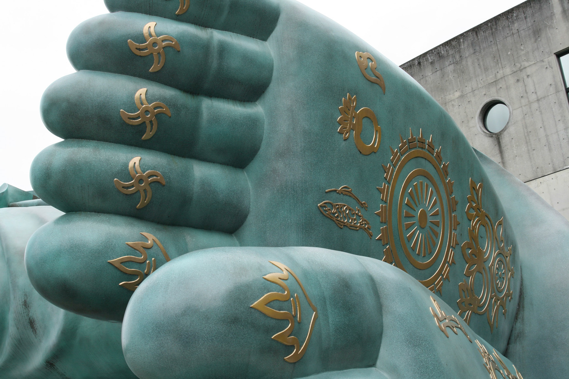 Be sure to touch its massive pair of feet called “bussoku,” where you direct your main prayers. or grab hold of the cords tied to its hands to immerse yourself in the powerful experience the site offers. Touch his golden soles for further luck and good fortune. 
