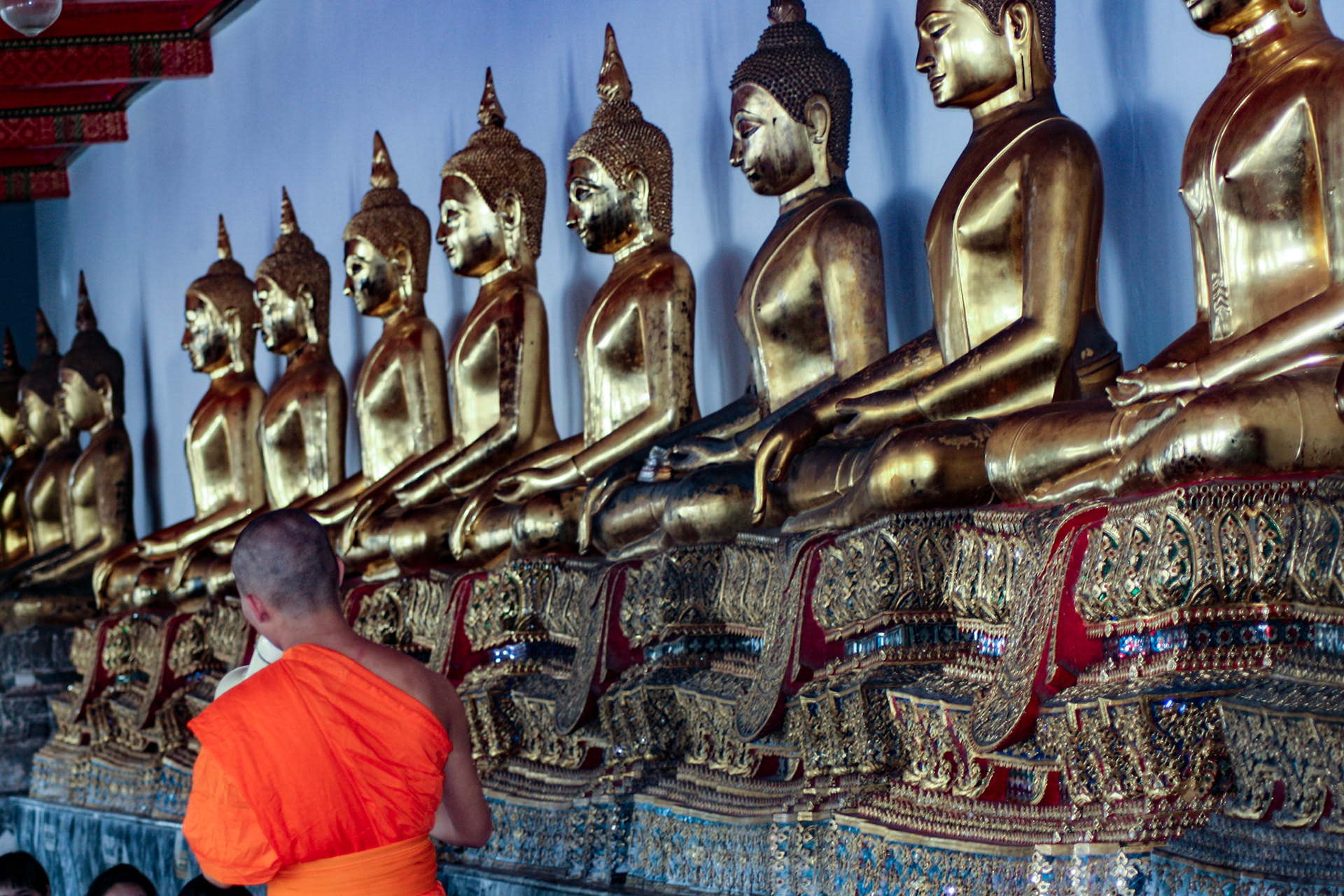 Surrounding the Ubosot is the Phra Rabiang cloister with almost 400 Buddhas.