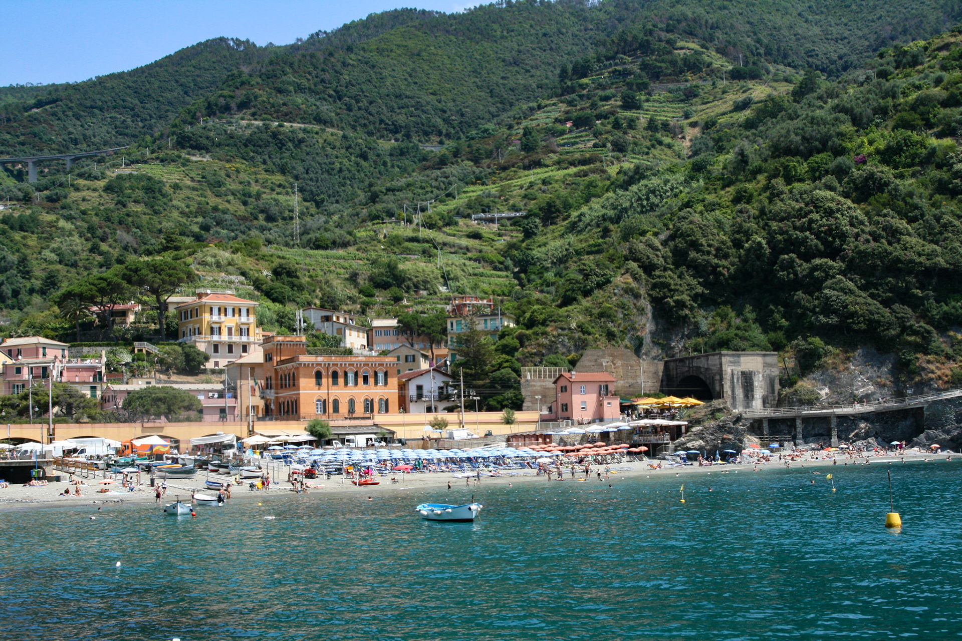 Monterosso is the biggest (about 1500 inhabitants) and the oldest of the Cinque Terre’s villages. It is divided into 2 parts: the old and the new village. 