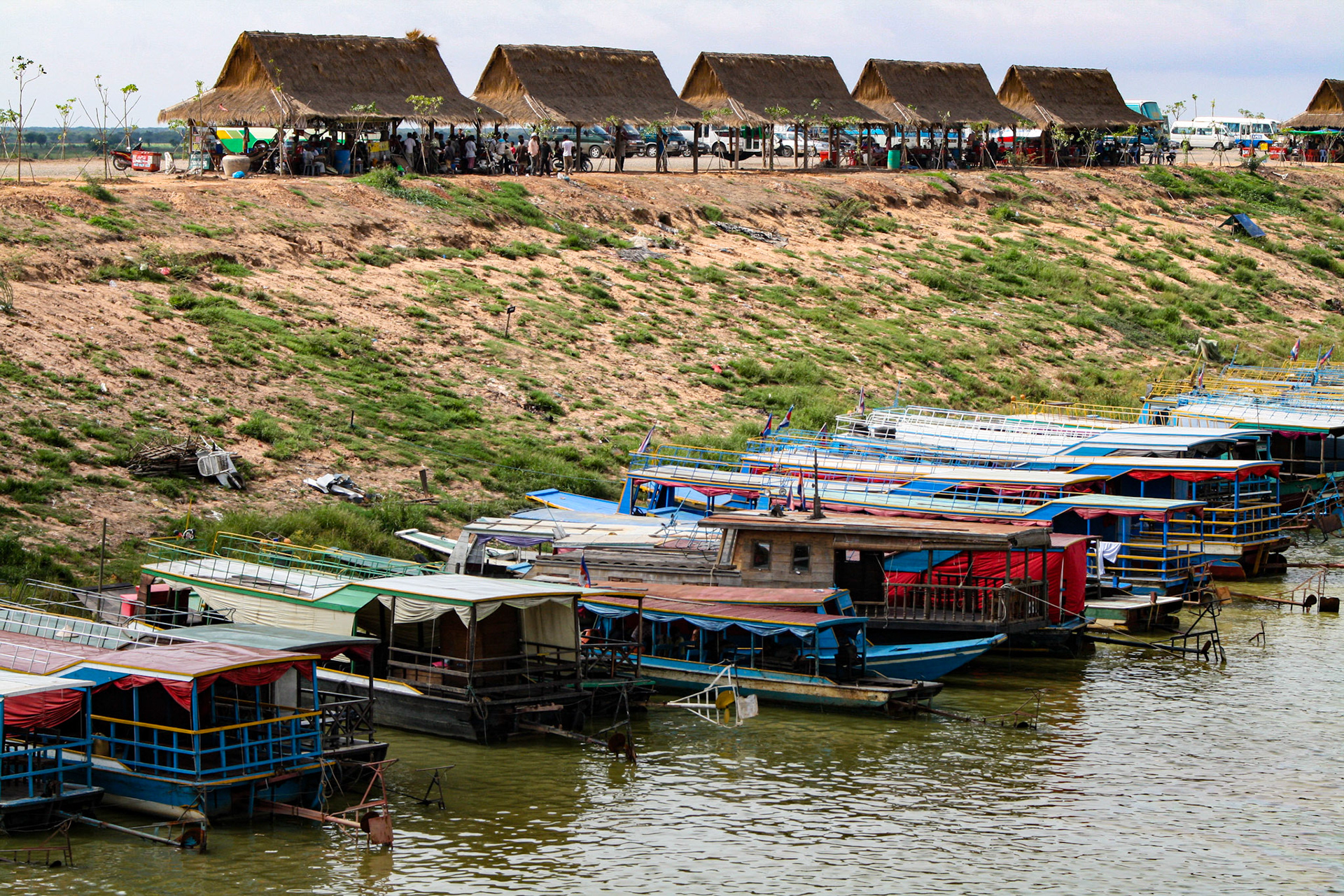 During the rainy season Lake Tonlé Sap's width increases from about 22 miles (35 km) to 65 miles (105 km). At low water it is little more than a reed-infested swamp, with channels for fishing craft. 