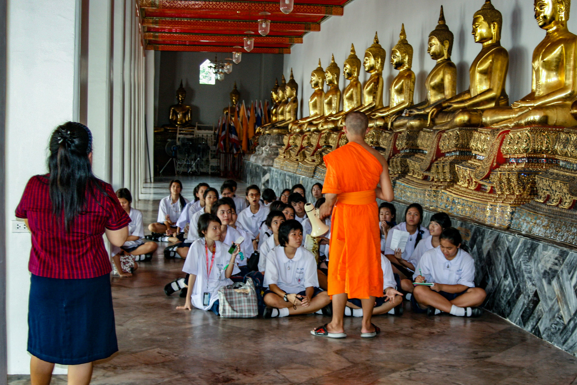 Surrounding the Ubosot is the Phra Rabiang cloister with almost 400 Buddhas.