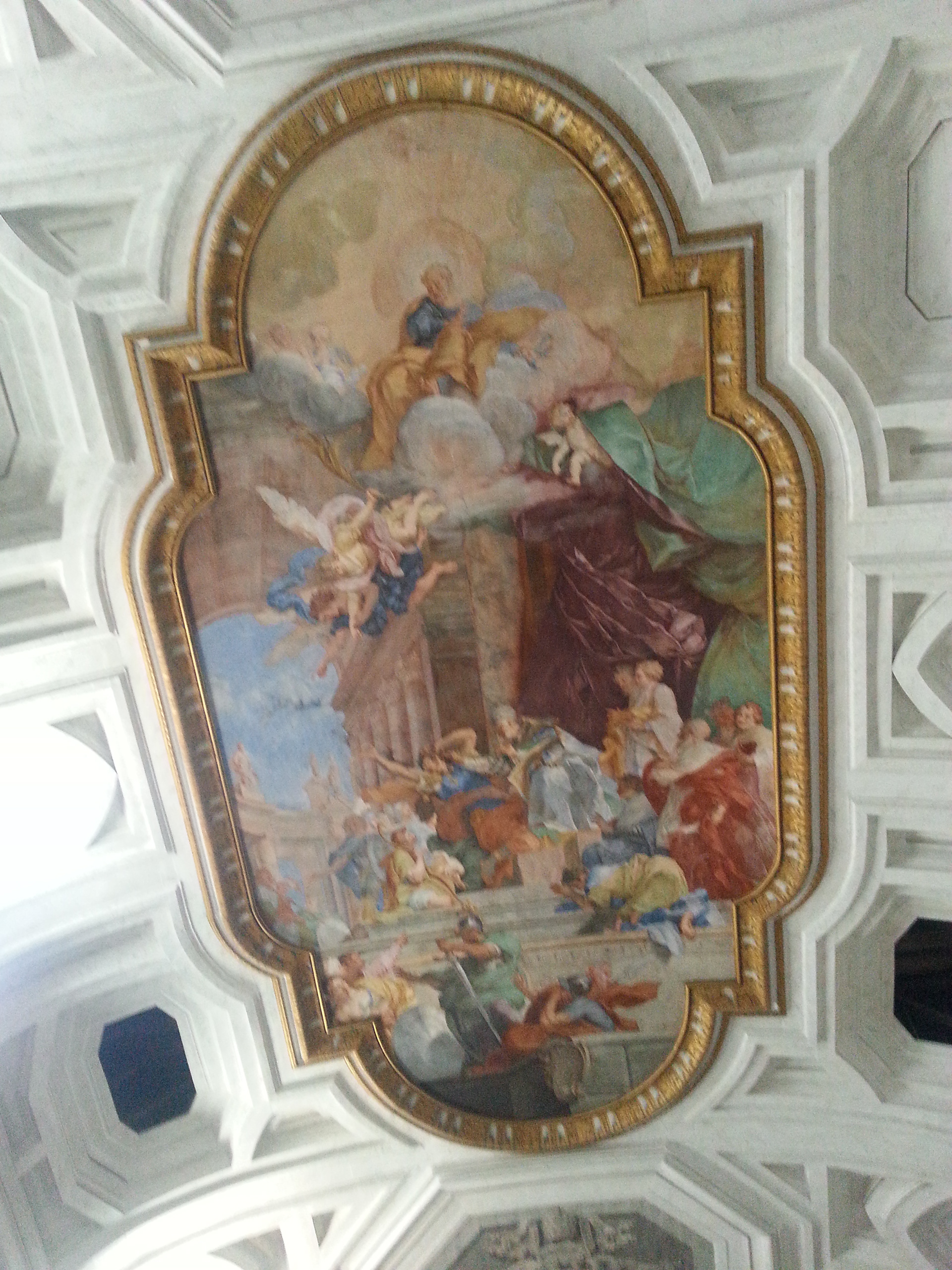 San Pietro in Vincoli (Saint Peter in Chains) interior has a nave and two aisles, with three apses divided by antique Doric columns. The aisles are surmounted by cross-vaults, while the nave has an 18th-century coffered ceiling, frescoed in the center by Giovanni Battista Parodi, portraying the Miracle of the Chains (1706). In this scene, Pope Alexander heals the neck goiter of Saint Balbina by touching her with the chains that once bound St Peter. 