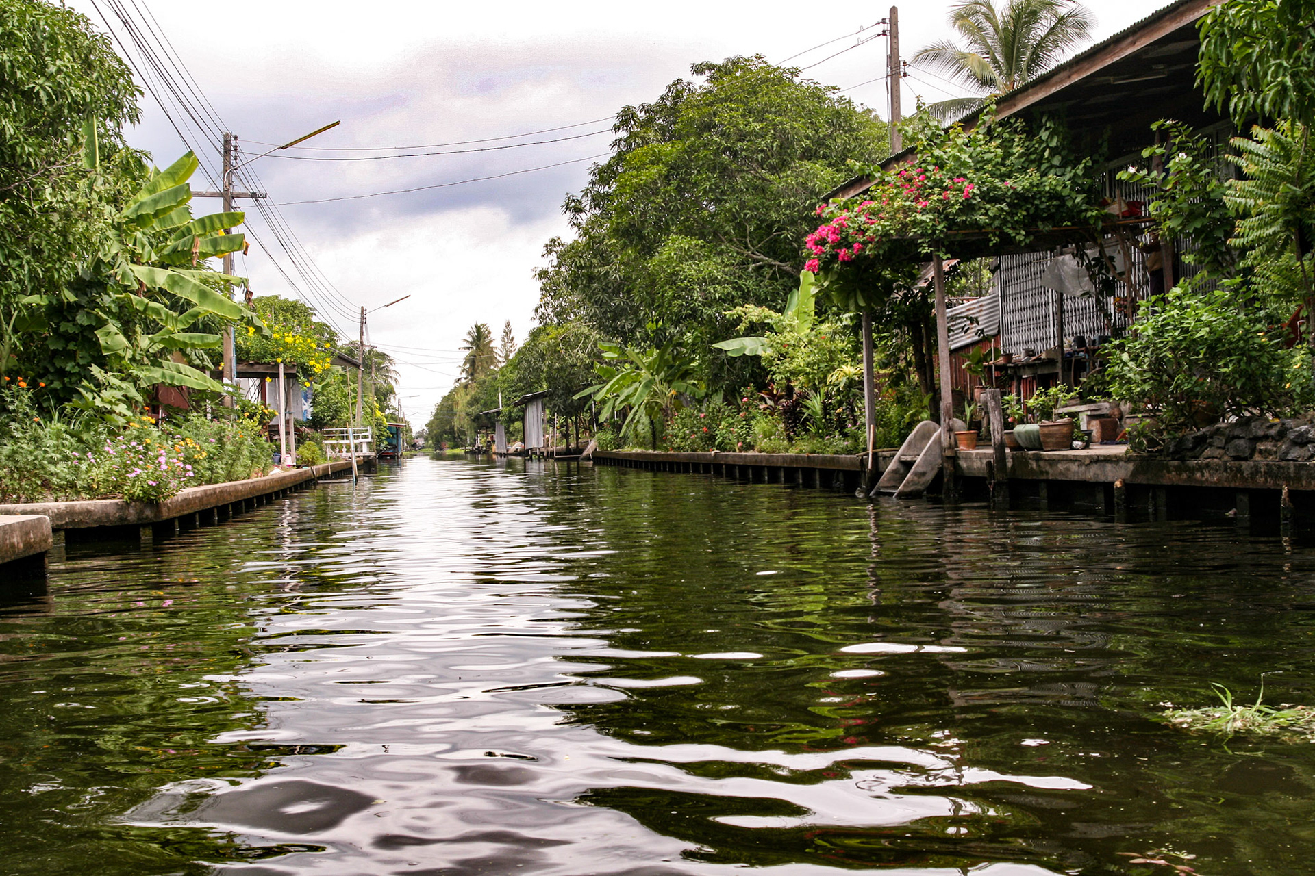 Boat ride to Damnoen Saduak Floating Market 
