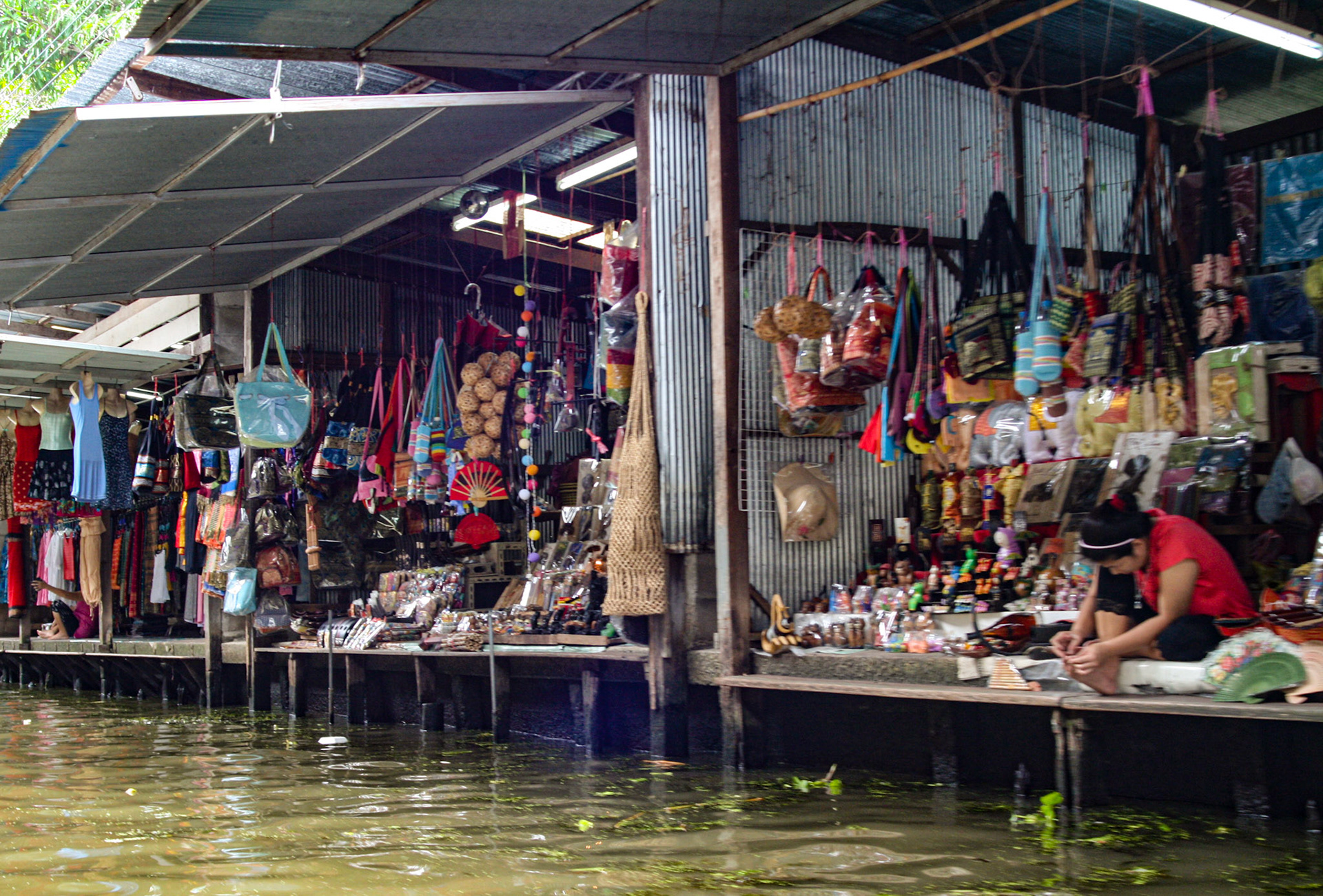 Damnoen Saduak Floating Market - shoreline shop