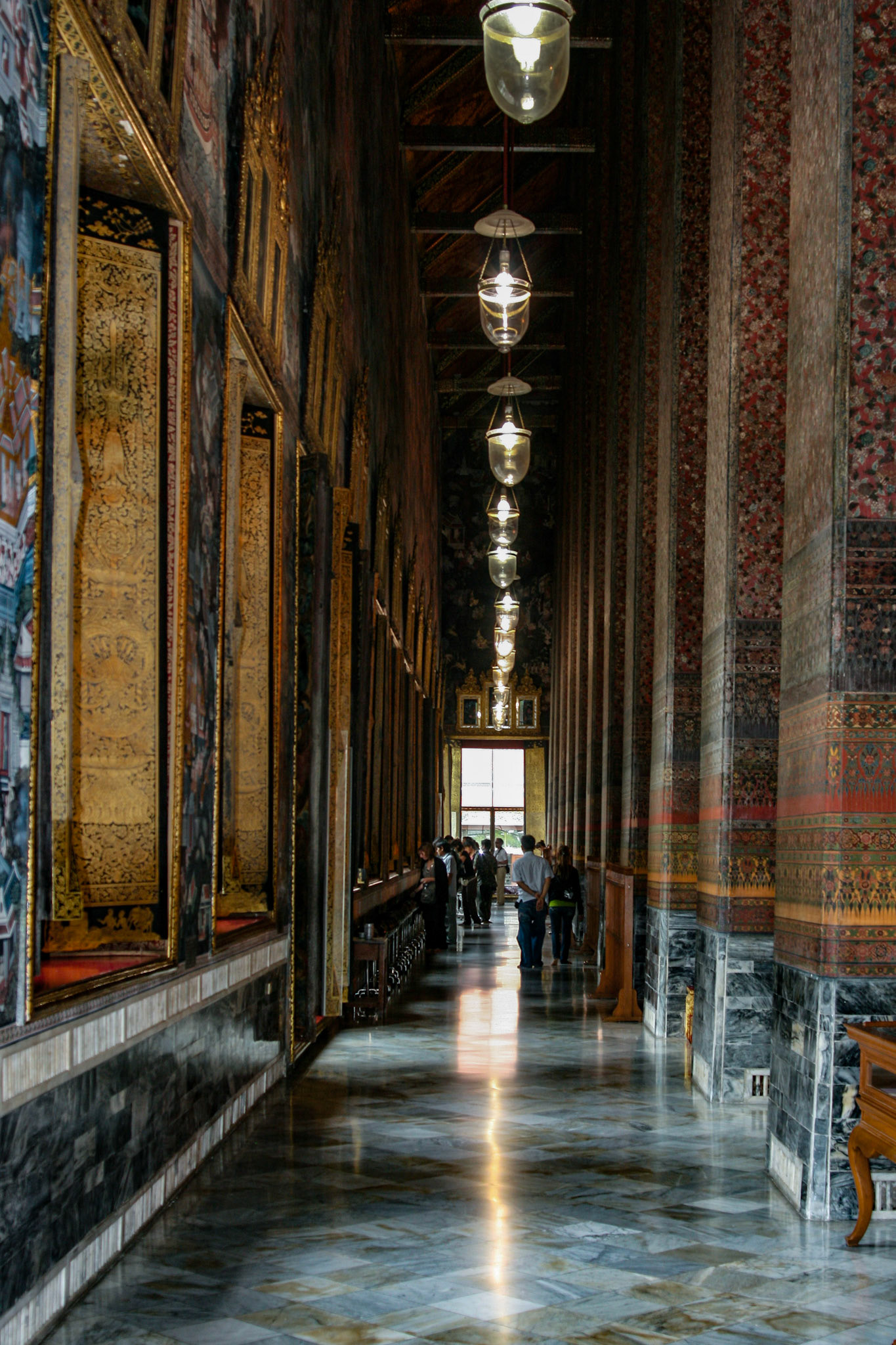 The shrine – called the Viharn Phranorn  – was constructed around the finished Buddha, with giant columns obscuring a frontal view. Every inch of the wall surface is decorated with beautiful murals depicting the advent and propagation of Buddhism in Sri Lanka, and the lives of important disciples.