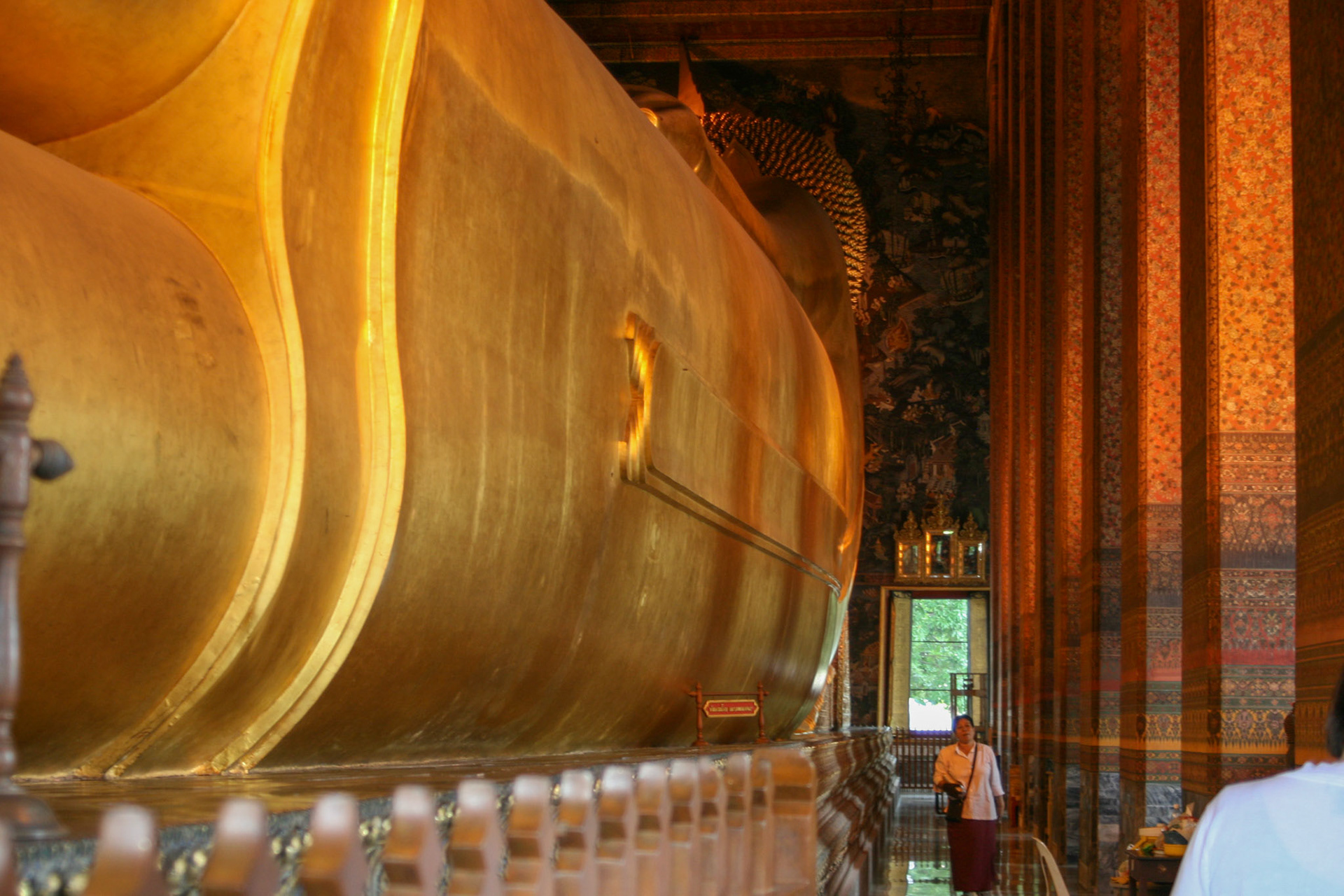 The Buddhasaiyas was commissioned by King Rama III around 1830, and crafted in situ with stuccoed bricks overlaid with gold leaf. 