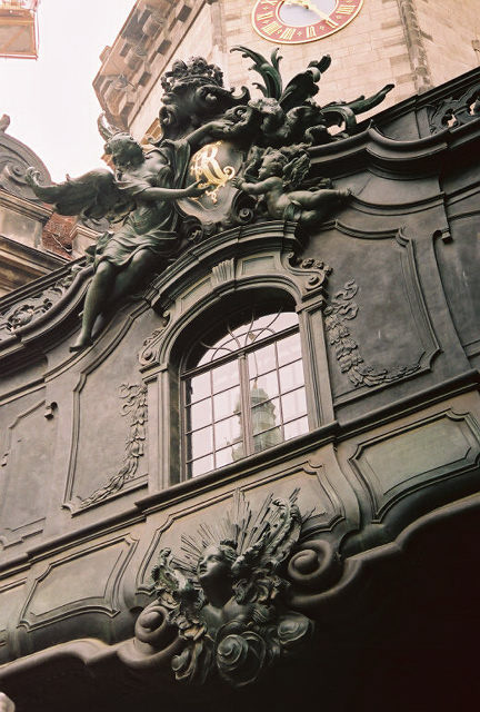 Elevated walkway connecting the Dresden Castle and the Catholic Cathedral