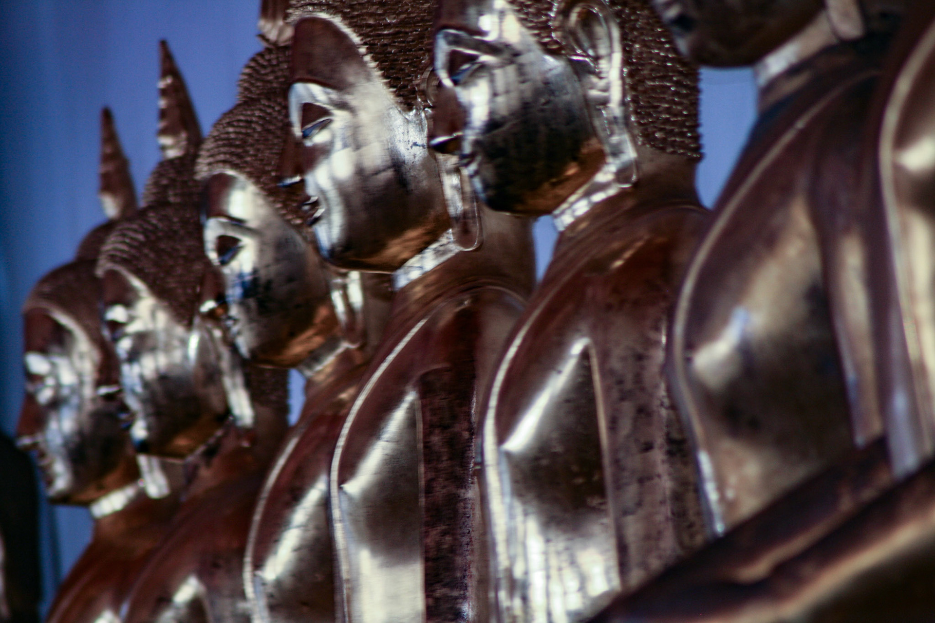 Surrounding the Ubosot is the Phra Rabiang cloister with almost 400 Buddhas.