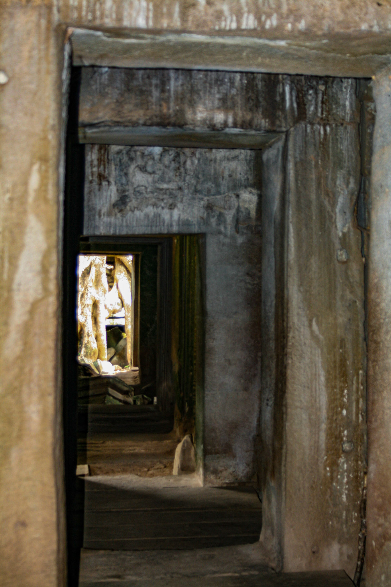 There are extraordinary structures, built with corbel-vaulted roofs capable of supporting heavy stone coverings. 