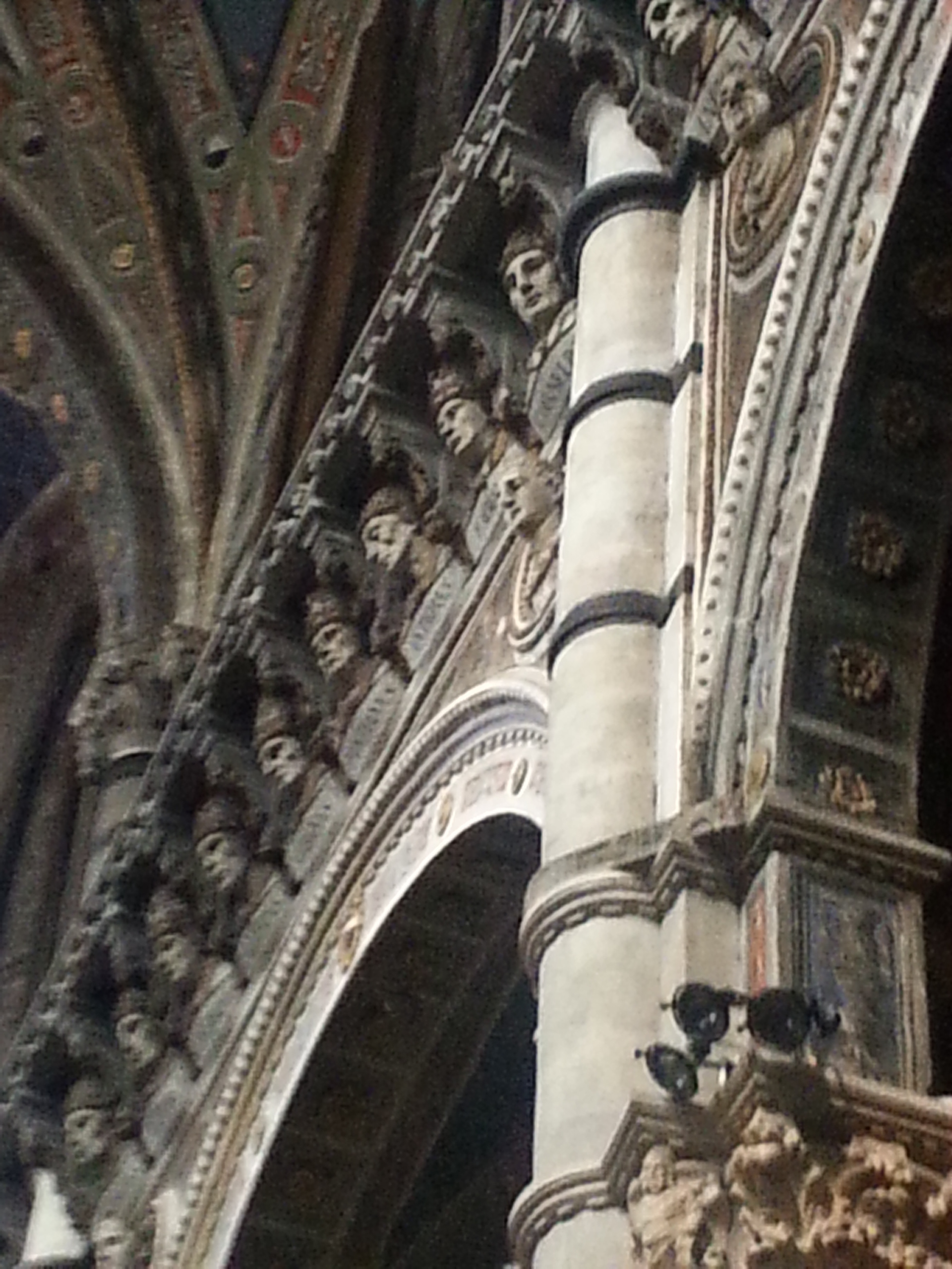 There are 172 plaster busts of popes dating from the 15th and 16th centuries along the molding of the nave, starting with St. Peter and ending with Lucius III.  