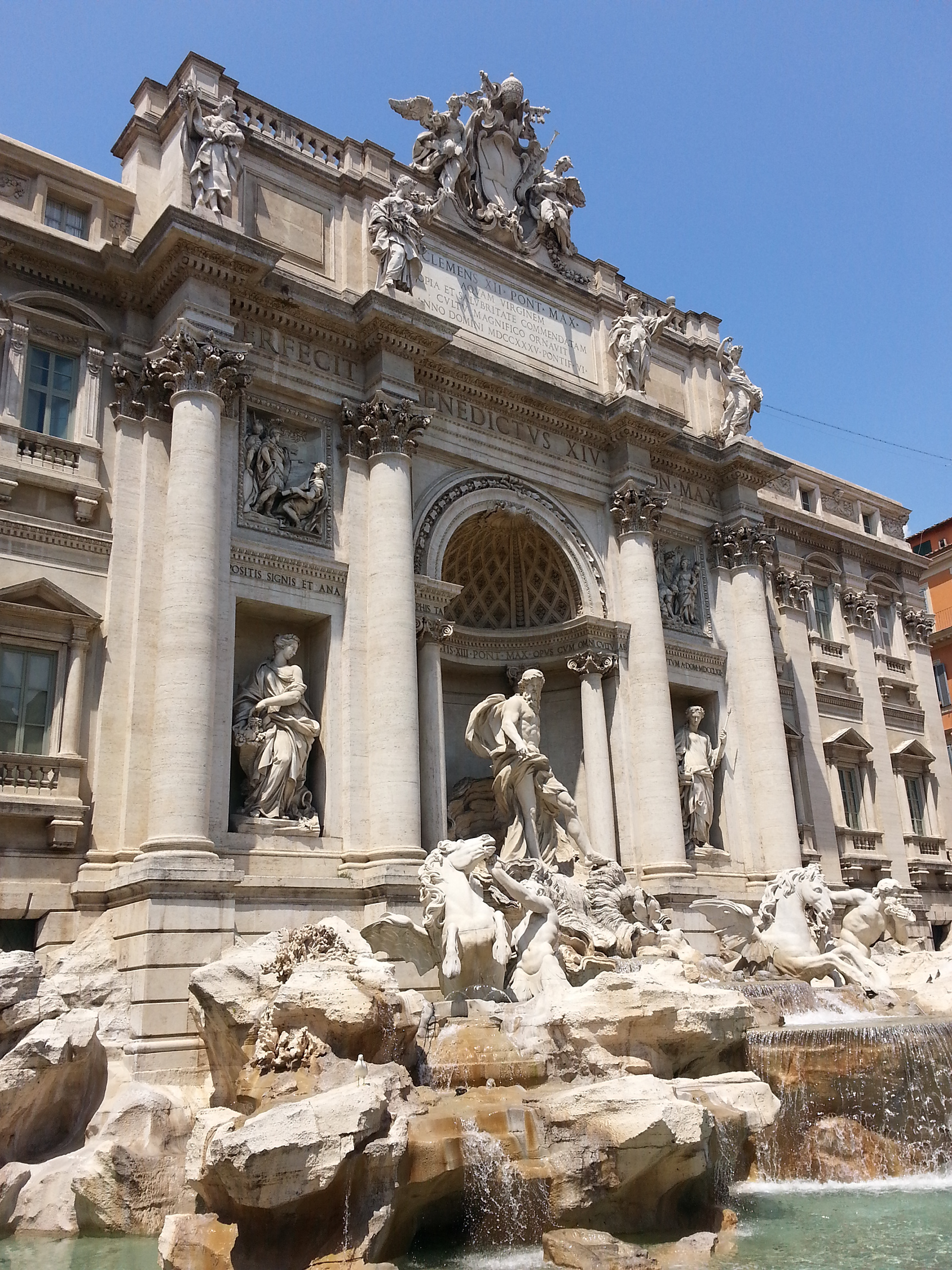 The name of the Latin fountain derives from the Latin word Trivium (intersection of three streets). The statue is located right in the center of De 'Crocicchi Street, Poli Street and Delle Muratte Street. 