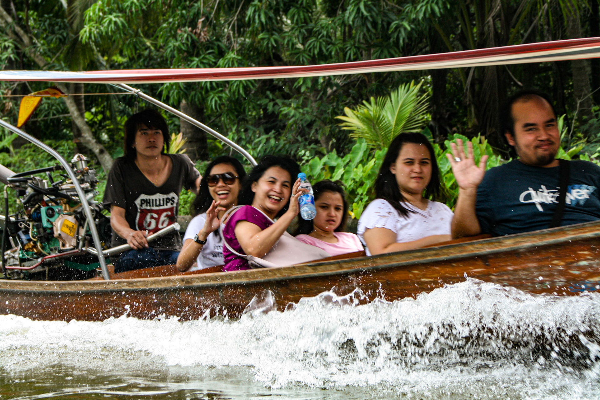 Fellow tourists to Damnoen Saduak Floating Market 