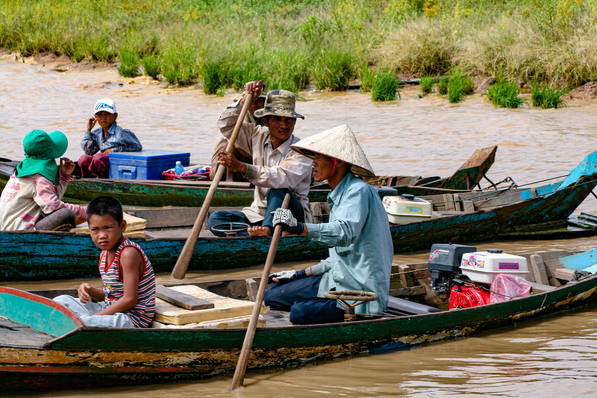 Approximately 1.2 million people who live in the Tonle Sap Lake area account for about 60% of Cambodia's annual freshwater catch of over 400,000 tons. This accounts for 60% of the country's population's protein intake. Most fish are eaten fresh, and fermented fish paste, Prahoc, is usually marinated from the least popular fish or leftover fish that cannot be sold fresh. - SIEM REAP samluna.com