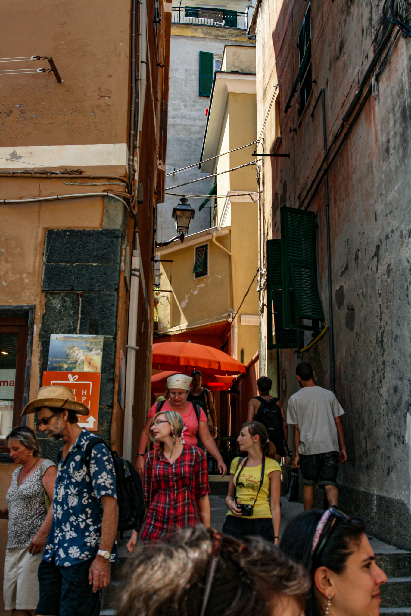 Stroll past shops filled with locally hand-crafted souvenirs, regional delicacies, and wine. 