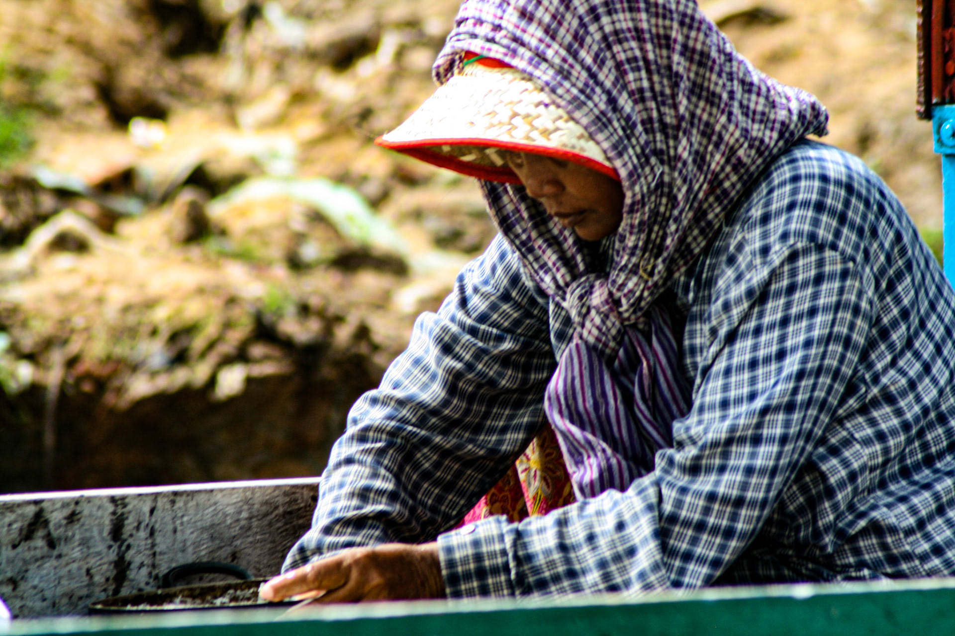 Approximately 1.2 million people who live in the Tonle Sap Lake area account for about 60% of Cambodia's annual freshwater catch of over 400,000 tons. This accounts for 60% of the country's population's protein intake. Most fish are eaten fresh, and fermented fish paste, Prahoc, is usually marinated from the least popular fish or leftover fish that cannot be sold fresh. - SIEM REAP samluna.com