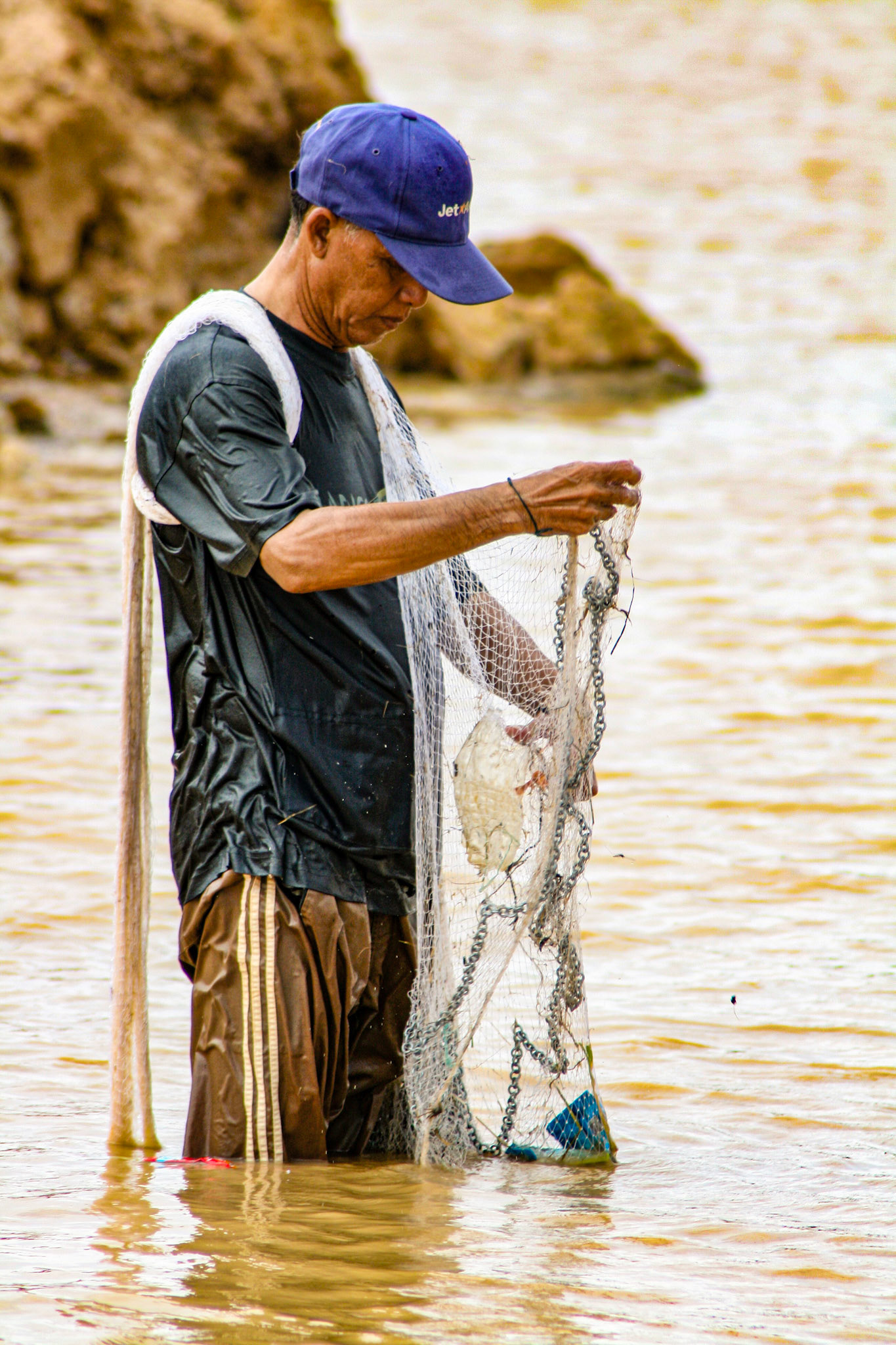 Approximately 1.2 million people who live in the Tonle Sap Lake area account for about 60% of Cambodia's annual freshwater catch of over 400,000 tons. This accounts for 60% of the country's population's protein intake. Most fish are eaten fresh, and fermented fish paste, Prahoc, is usually marinated from the least popular fish or leftover fish that cannot be sold fresh. - SIEM REAP samluna.com